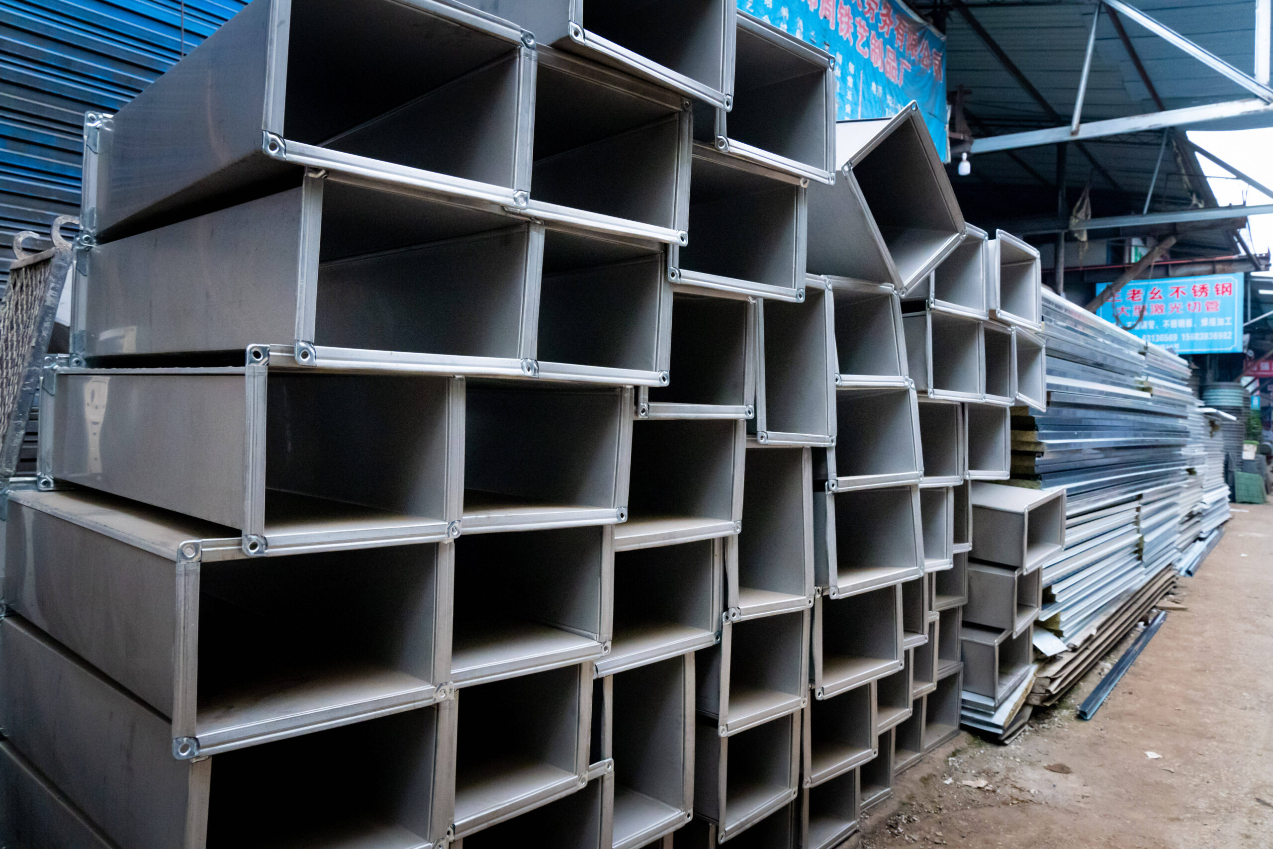 Un mercado de acero al por menor en el distrito de Yubei de Chongqing, China, el 2 de marzo de 2025. © CFOTO/Sipa USA