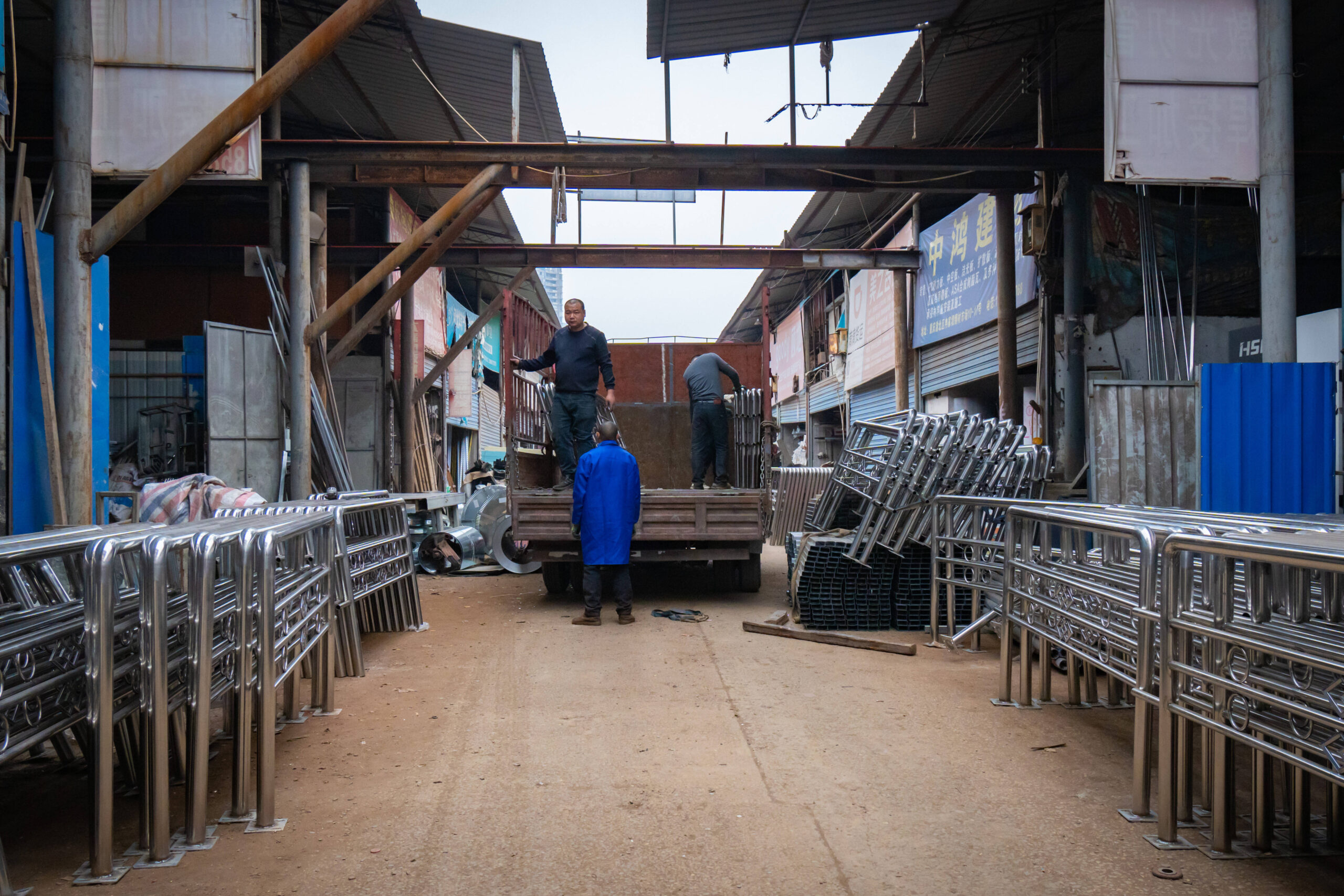 Un mercado de acero al por menor en el distrito de Yubei de Chongqing, China, el 2 de marzo de 2025. © CFOTO/Sipa USA