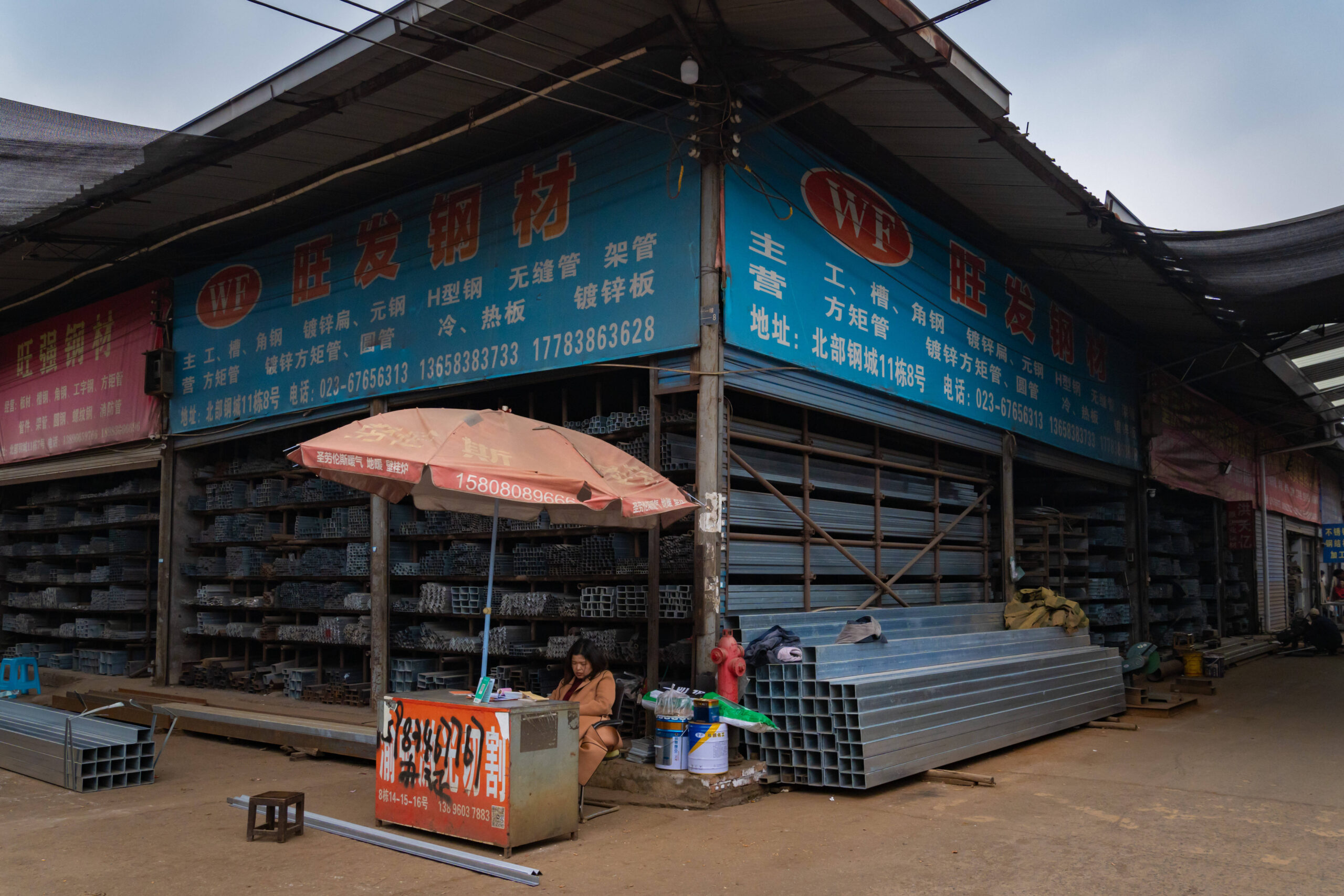Un mercado de acero al por menor en el distrito de Yubei de Chongqing, China, el 2 de marzo de 2025. © CFOTO/Sipa USA