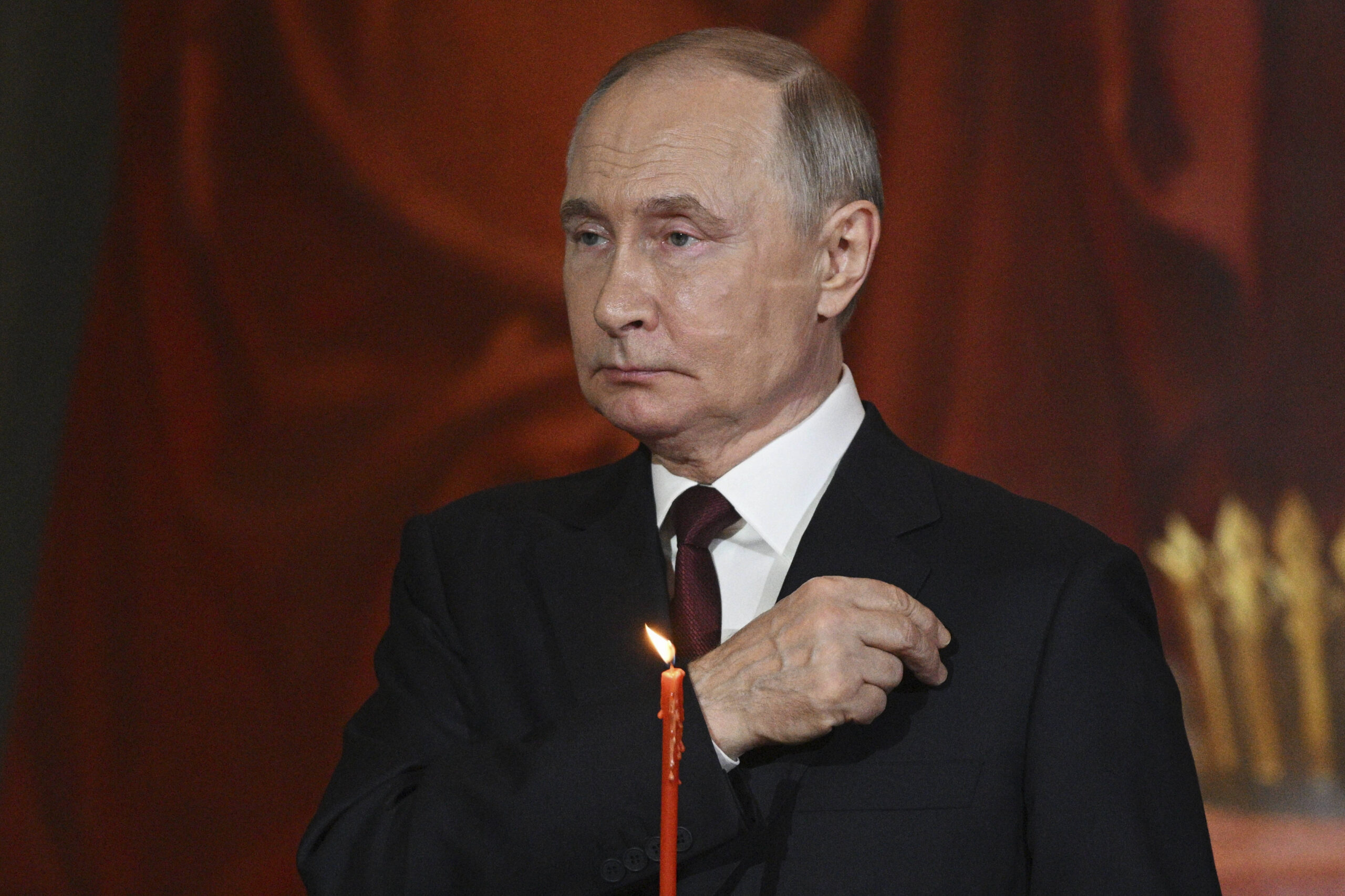 El presidente ruso Vladimir Putin asiste a la misa ortodoxa de Pascua en la catedral de Cristo Salvador en Moscú, Rusia, el sábado 19 de abril de 2025.