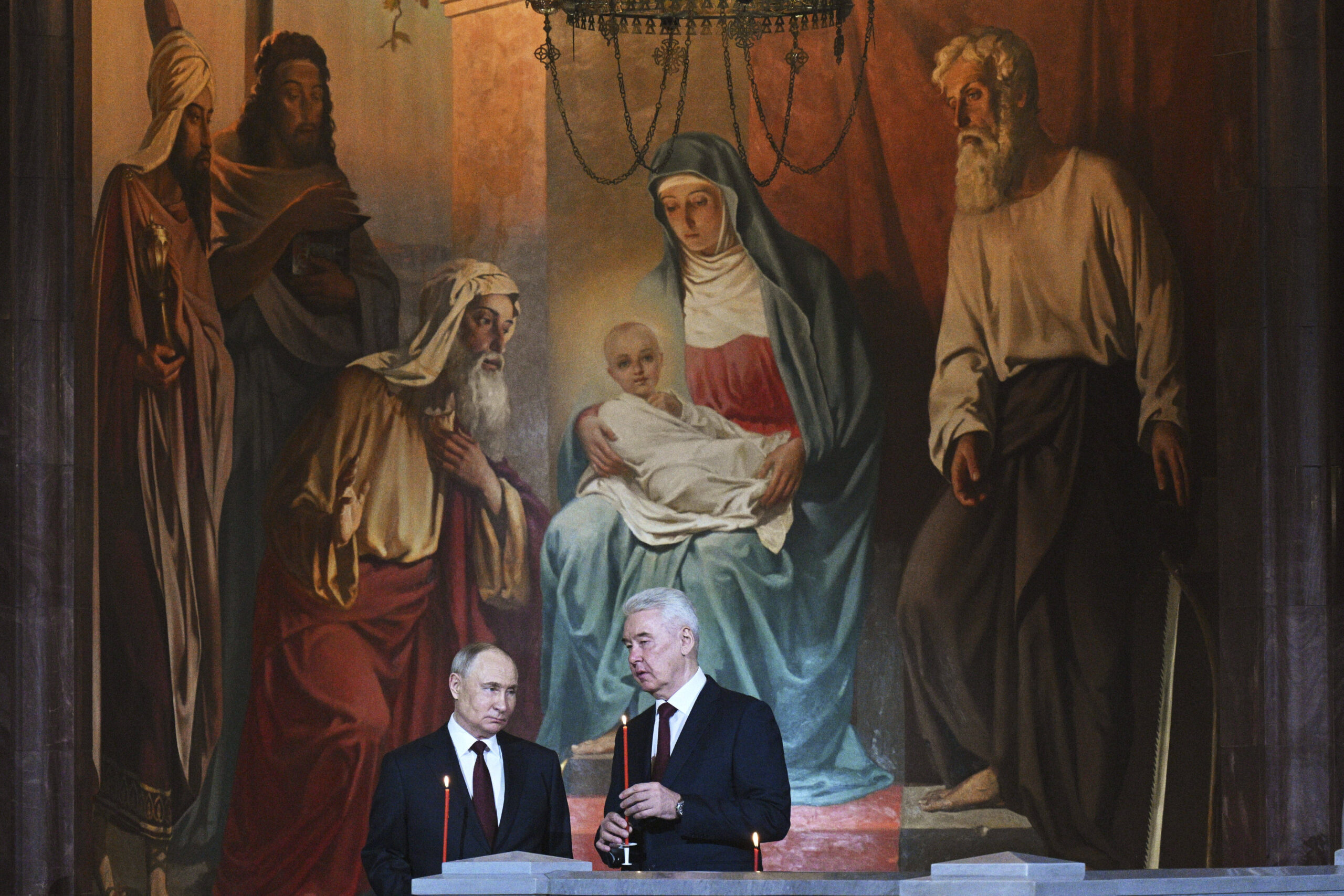 El presidente ruso Vladimir Putin, a la izquierda, y el alcalde de Moscú, Serguéi Sobianin, asisten a la misa de Pascua.