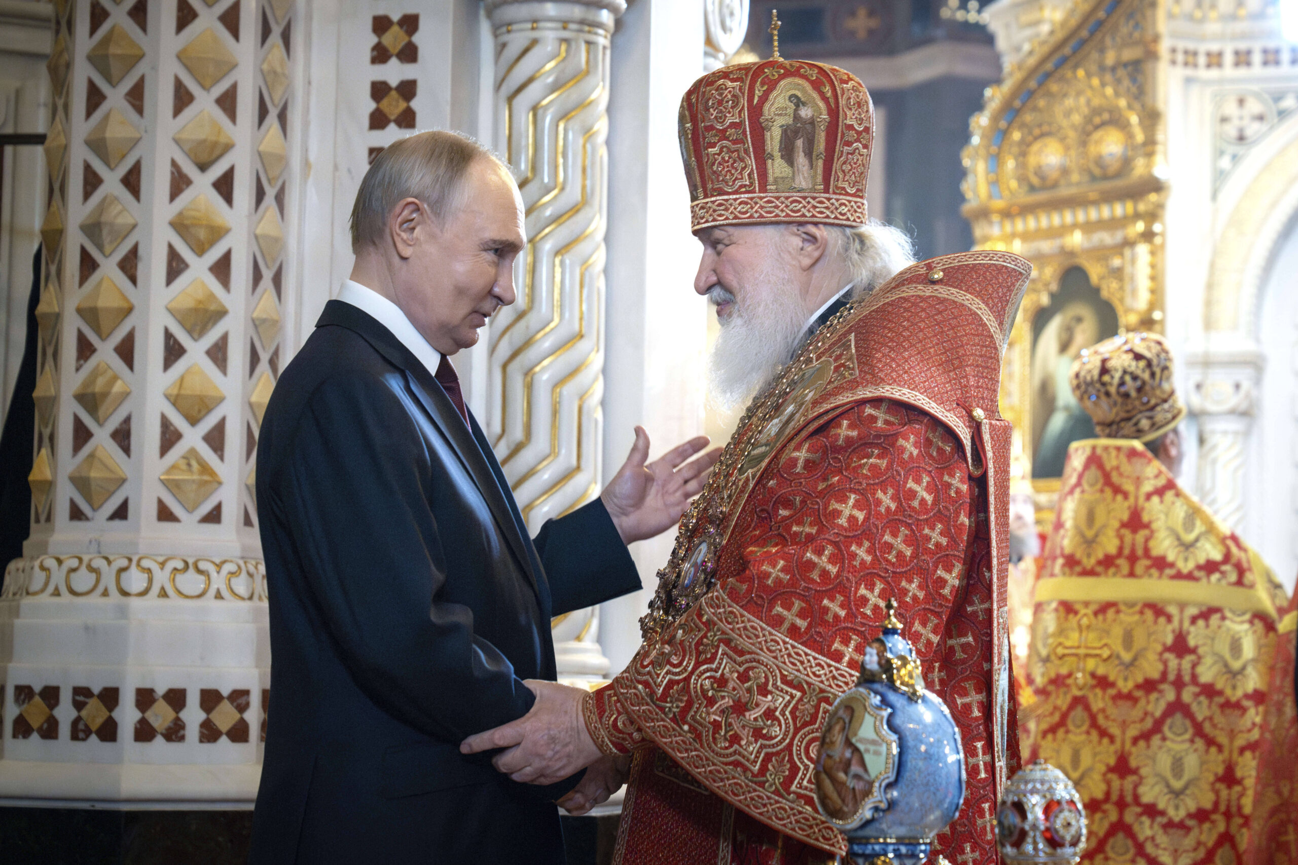El presidente Vladimir Putin y el patriarca Kirill de la Iglesia Ortodoxa Rusa se felicitan tras la misa de Pascua en la catedral de Cristo Salvador en Moscú.