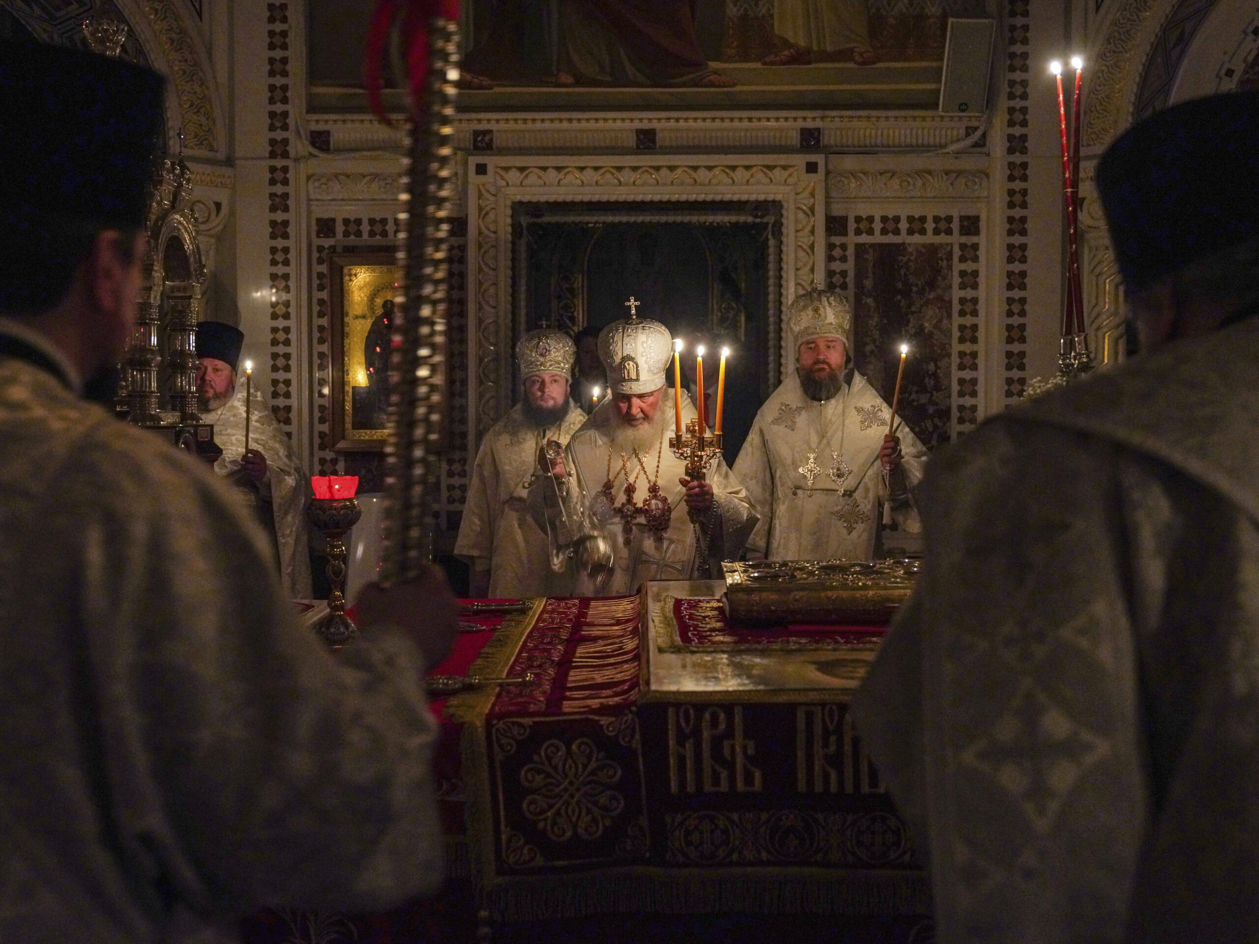 El patriarca Kirill, en el centro, asiste a la misa ortodoxa de Pascua en la catedral de Cristo Salvador en Moscú, a última hora de la tarde del sábado 19 de abril.