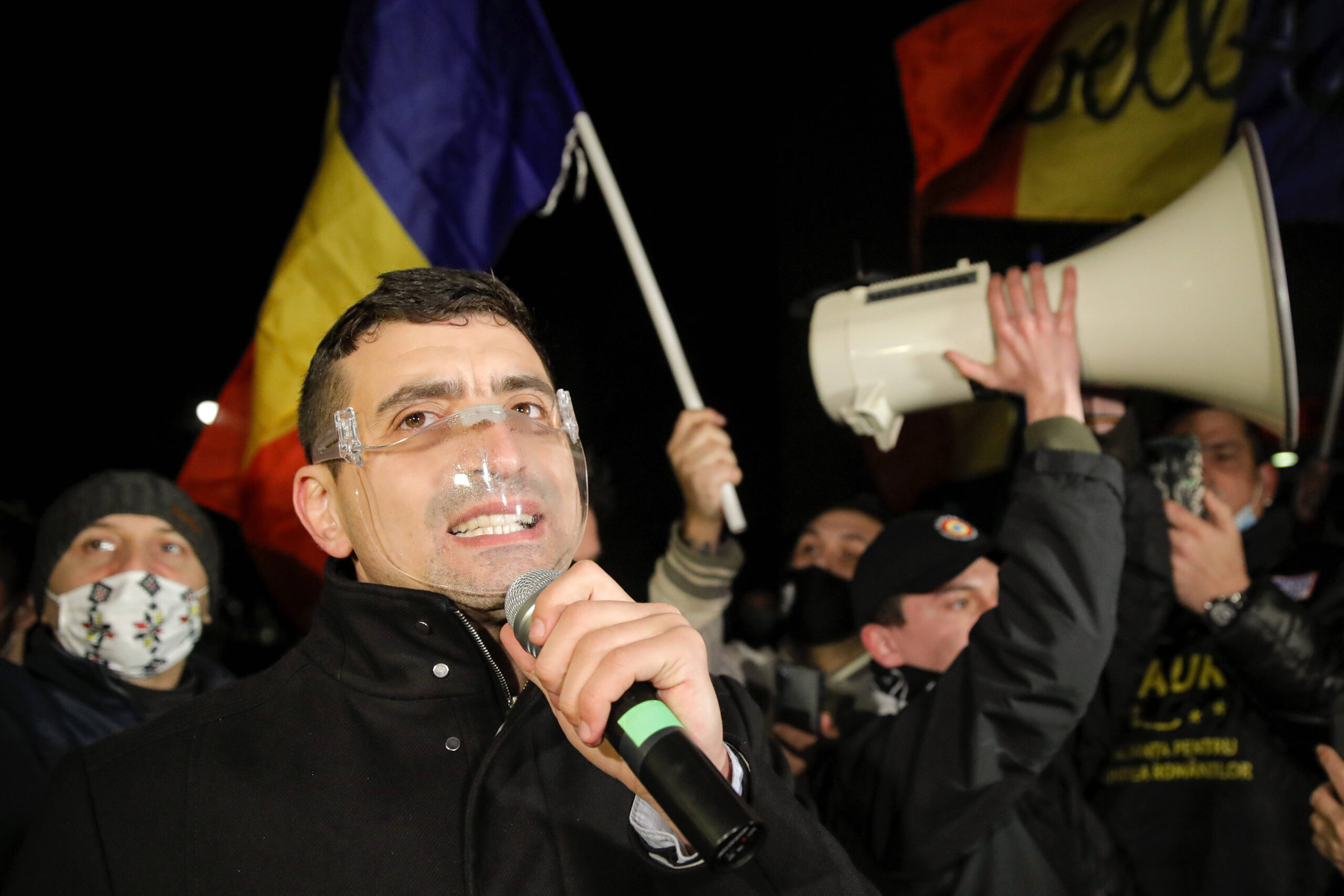 «La plandemia (sic) está llegando a su fin, o más bien está llegando a su fin la conspiración organizada por quienes inventaron el virus. La plandemia (sic) ha terminado y las medidas destinadas a controlar a la población no han surtido ningún efecto. Hemos vivido libres en Rumanía y no hemos sufrido nada...».