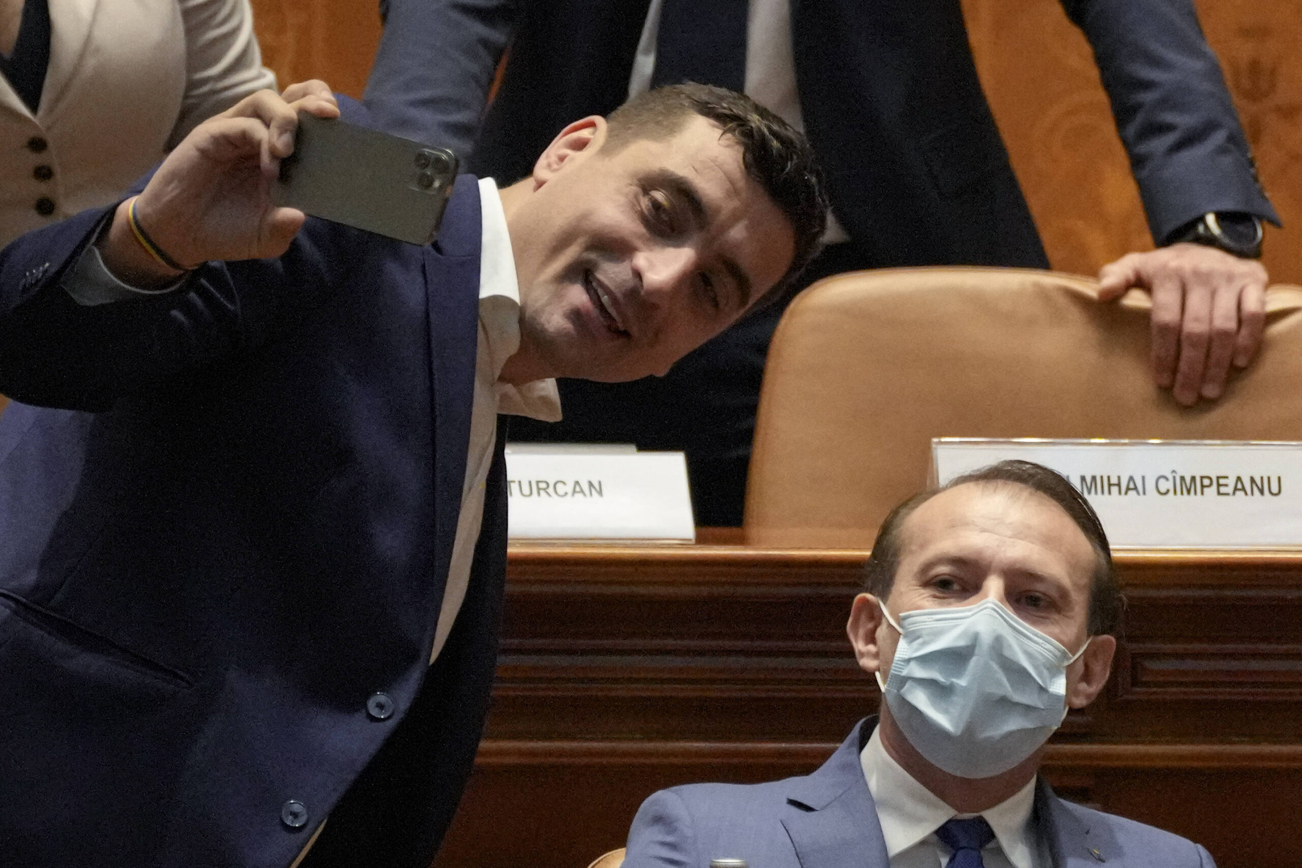 «La guerra [se librará] entre los patriotas y los globalistas, aquellos que desencadenaron la pandemia...».
