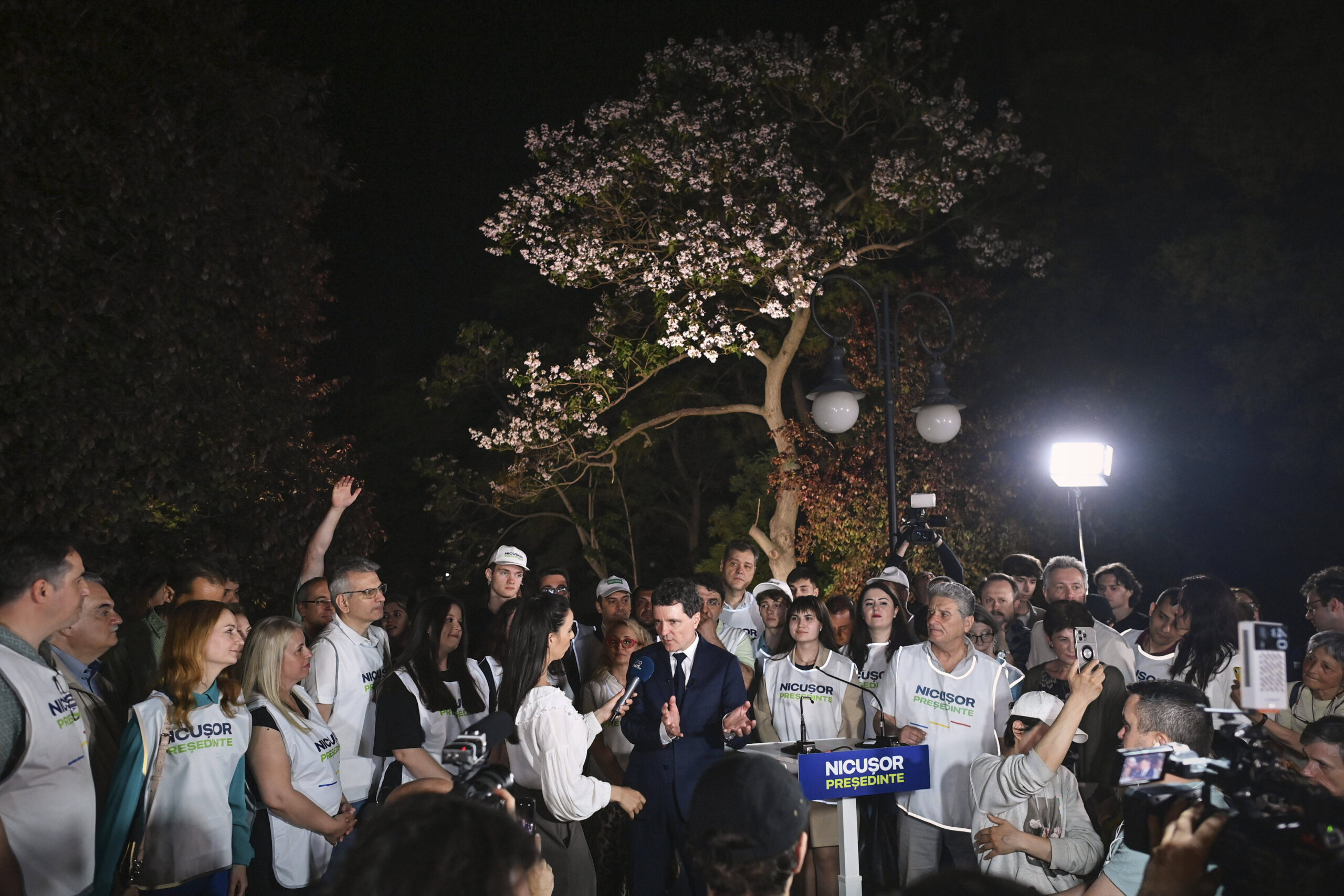 En una rueda de prensa, declaró: «Considero que lo peor que le puede pasar a Rumanía en este momento es que el debate principal ya no se centre en quién roba o no, sino en quién defiende o no las tradiciones. Porque los que roban seguirán haciéndolo alegando que defienden las tradiciones, lo que supone un peligro enorme para Rumanía».