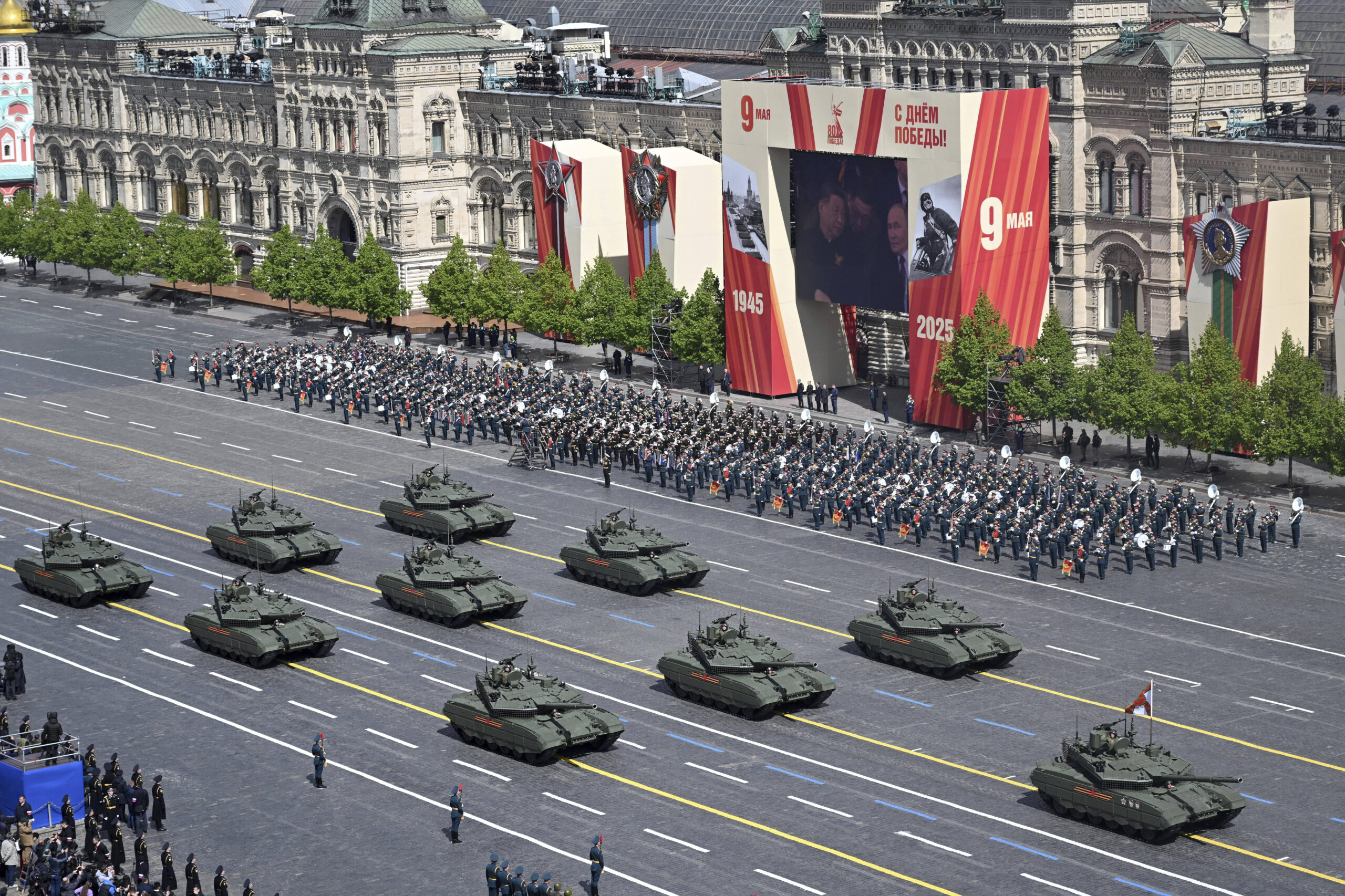 Junto a los clásicos tanques T-34, el «tanque de la Victoria», el desfile contó con más de 11.500 militares, sistemas de misiles Iskander —los mismos que causaron 34 muertos entre la población civil en Sumy el pasado Domingo de Ramos— y, por primera vez, drones Orlan y Lancet, de fabricación rusa.