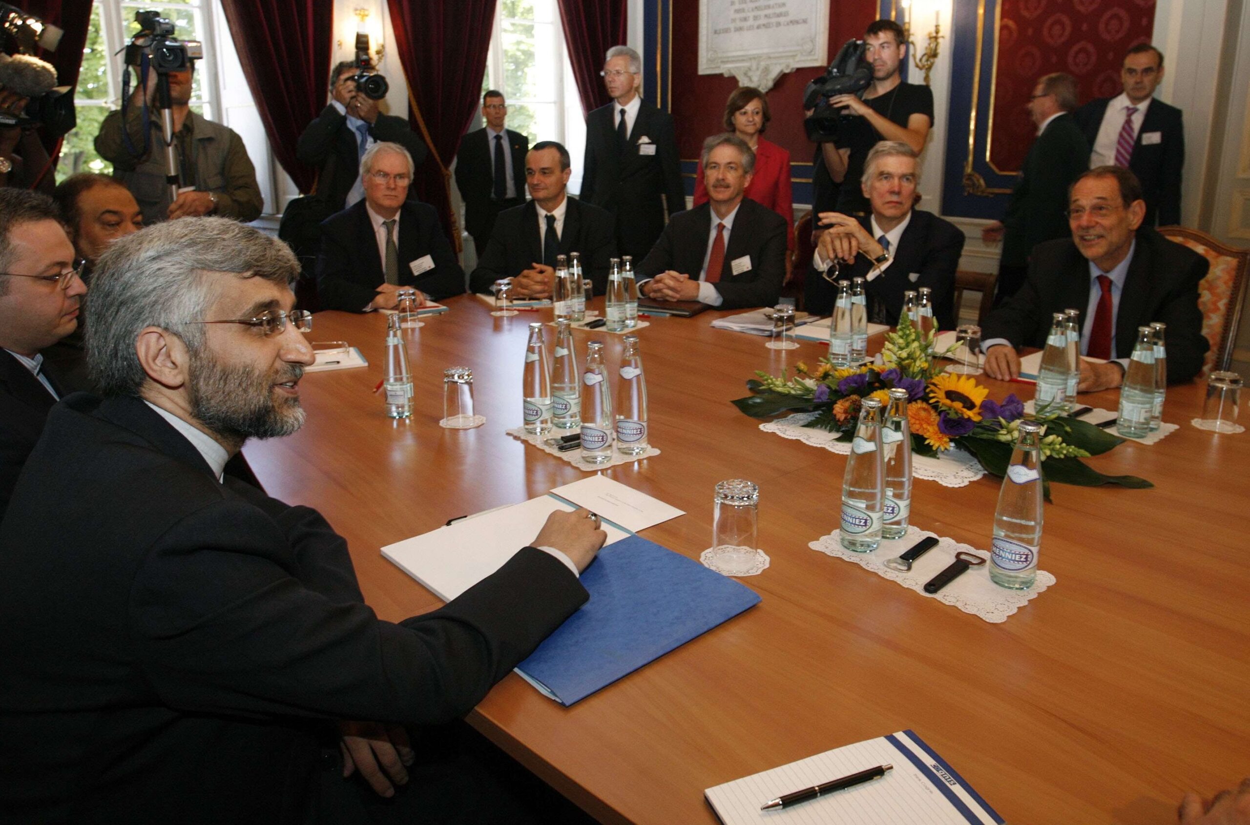Enfrente, en segundo plano, Mark Lyall Grant, Gérard Araud, William Burns, Robert Cooper y Javier Solana; en primer plano, Saïd Jalili, negociador iraní en calidad de secretario del Consejo Supremo de Seguridad Nacional entre 2007 y 2013. Este último fue candidato a las elecciones presidenciales iraníes de 2021 y 2024. En 2024, obtuvo el 45 % de los votos en la segunda vuelta frente a Massud Pezeshkian, actual presidente de la República Islámica. © SIPA
