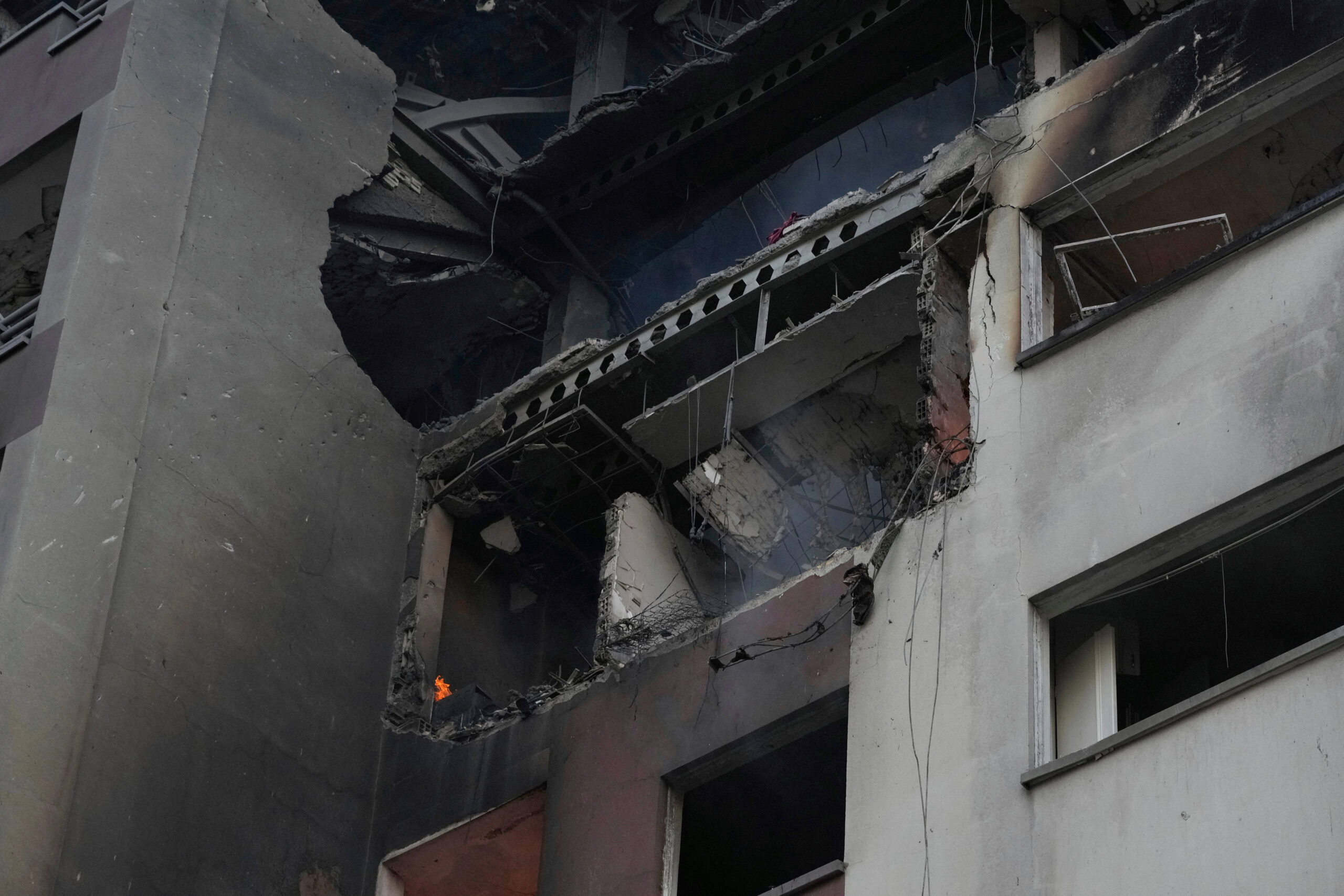 Impacto en un edificio tras una explosión en un complejo residencial como consecuencia de los ataques israelíes contra la capital iraní, Teherán, el viernes 13 de junio de 2025. © AP Photo/Vahid Salemi
