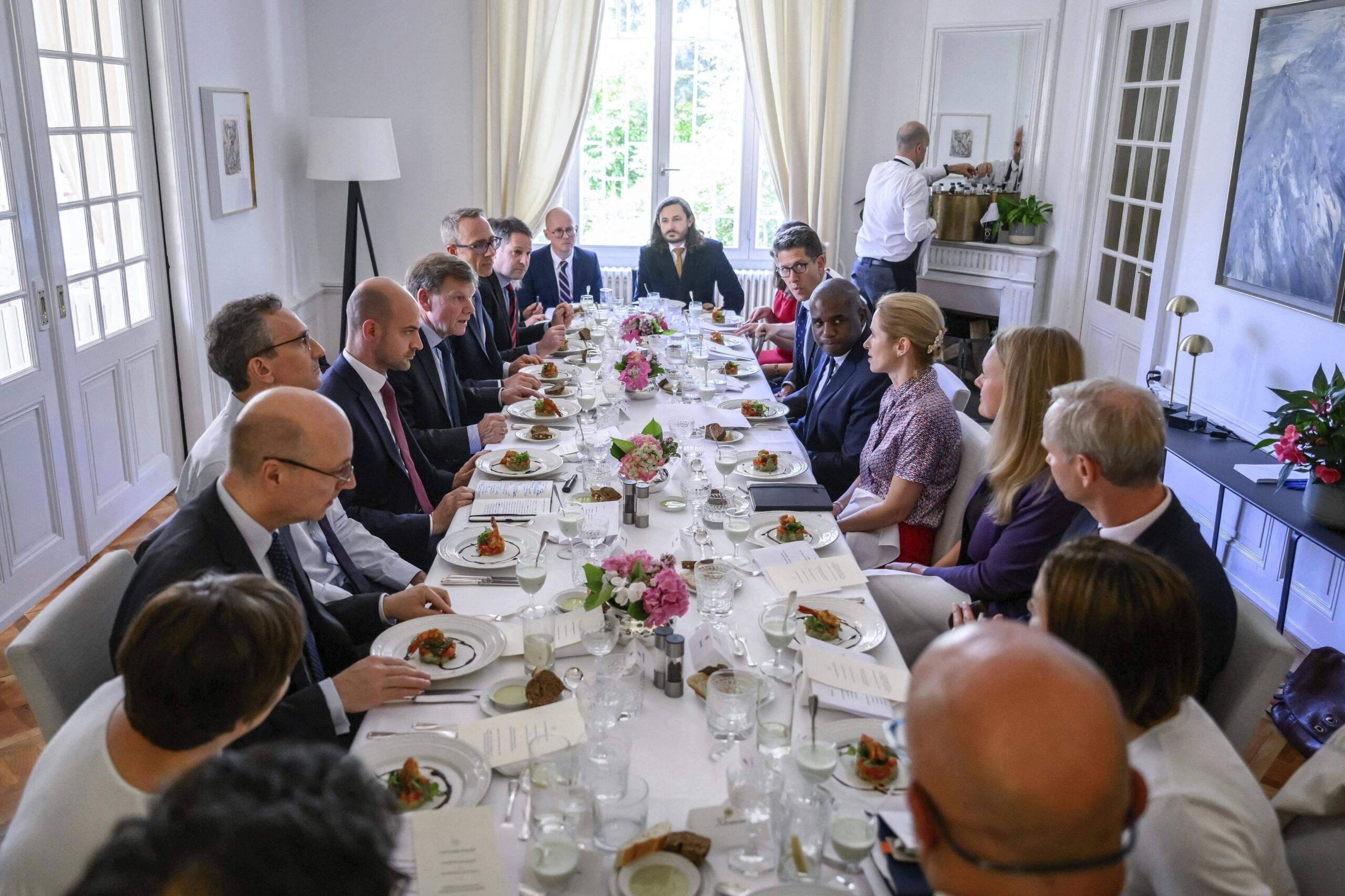 El ministro francés de Europa y Asuntos Exteriores, Jean-Noël Barrot, cuarto por la izquierda; el ministro británico de Asuntos Exteriores, David Lammy, sexto por la derecha; el ministro alemán de Asuntos Exteriores, Johann Wadephul, quinto por la izquierda, y la alta representante de la Unión Europea para Asuntos Exteriores y Política de Seguridad, Kaja Kallas, quinta por la derecha, asisten a un almuerzo de trabajo en la oficina del cónsul honorario de la República Federal de Alemania en Ginebra, el viernes 20 de junio de 2025. © Fabrice Coffrini/Keystone vía AP