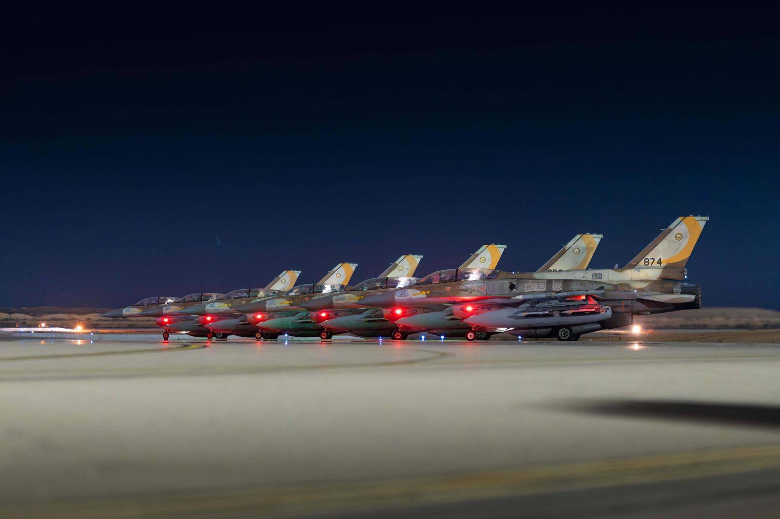La Fuerza Aérea Israelí ha publicado imágenes de cazas despegando en el marco de la operación Rising Lion (Am Kalavi), cuyo objetivo es atacar instalaciones nucleares en Irán el 13 de junio de 2025. Durante la noche, más de 200 cazas de la Fuerza Aérea, guiados con precisión por los servicios de inteligencia, atacaron más de 100 objetivos en todo Irán, incluidos los escondites de altos mandos militares iraníes. Tres de los más altos mandos militares del régimen iraní fueron asesinados en estos ataques: el jefe del Estado Mayor de las Fuerzas Armadas del régimen iraní, Mohammad Hossein Baqeri, y el comandante de la Guardia Revolucionaria, Hossein Salami. © EPN/Newscom/SIPAMisiles iraníes lanzados sobre Tel Aviv, en Israel, el viernes 13 de junio de 2025. © AP Photo/Leo Correa