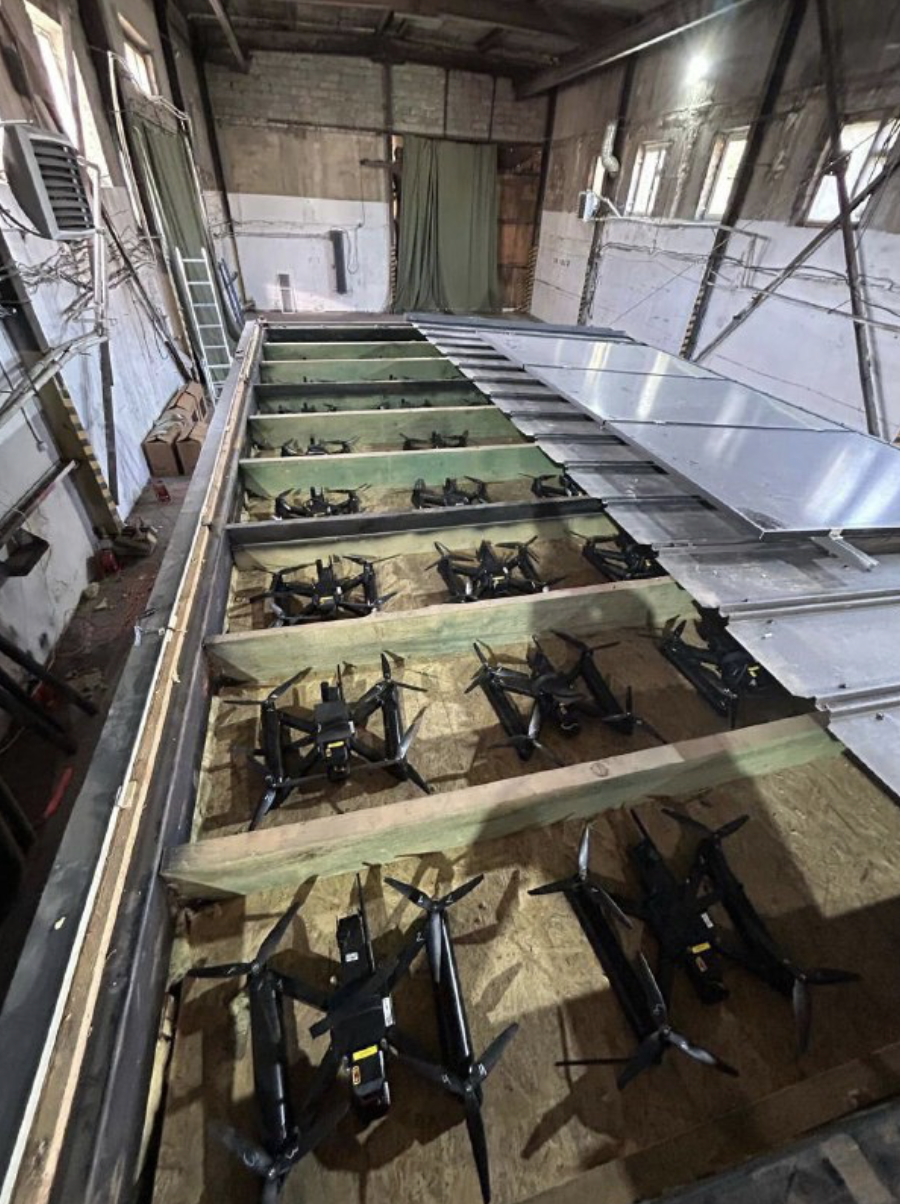 Fotos que muestran cómo se prepararon los drones para los ataques.
