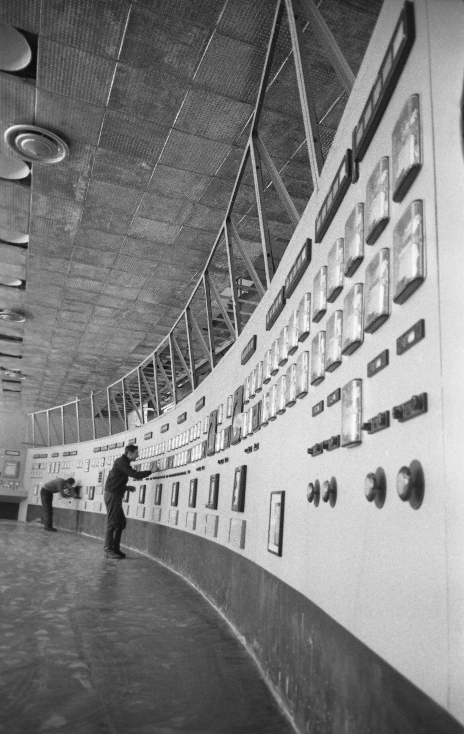 Los autores parten de una situación de carrera desenfrenada entre las grandes empresas tecnológicas, cuyos procesos de desarrollo apresurados allanarían el camino para AGI mal controladas, capaces de liberarse de toda autoridad humana y coordinar sus acciones para consolidar su propio poder.