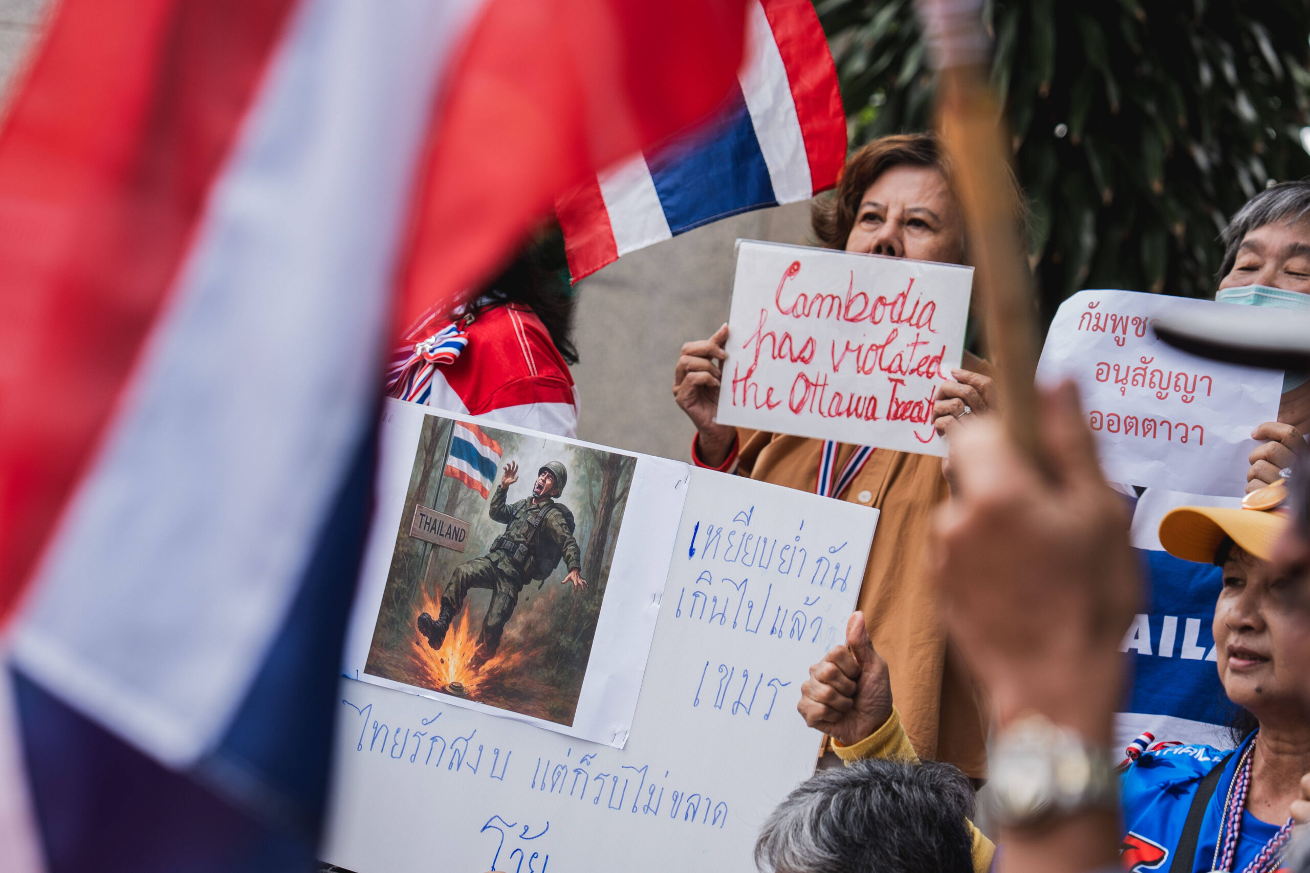 Manifestantes portan pancartas frente a la embajada de Camboya en Bangkok, tras la herida de dos soldados por minas terrestres durante una patrulla fronteriza en la región de Chong Bok.