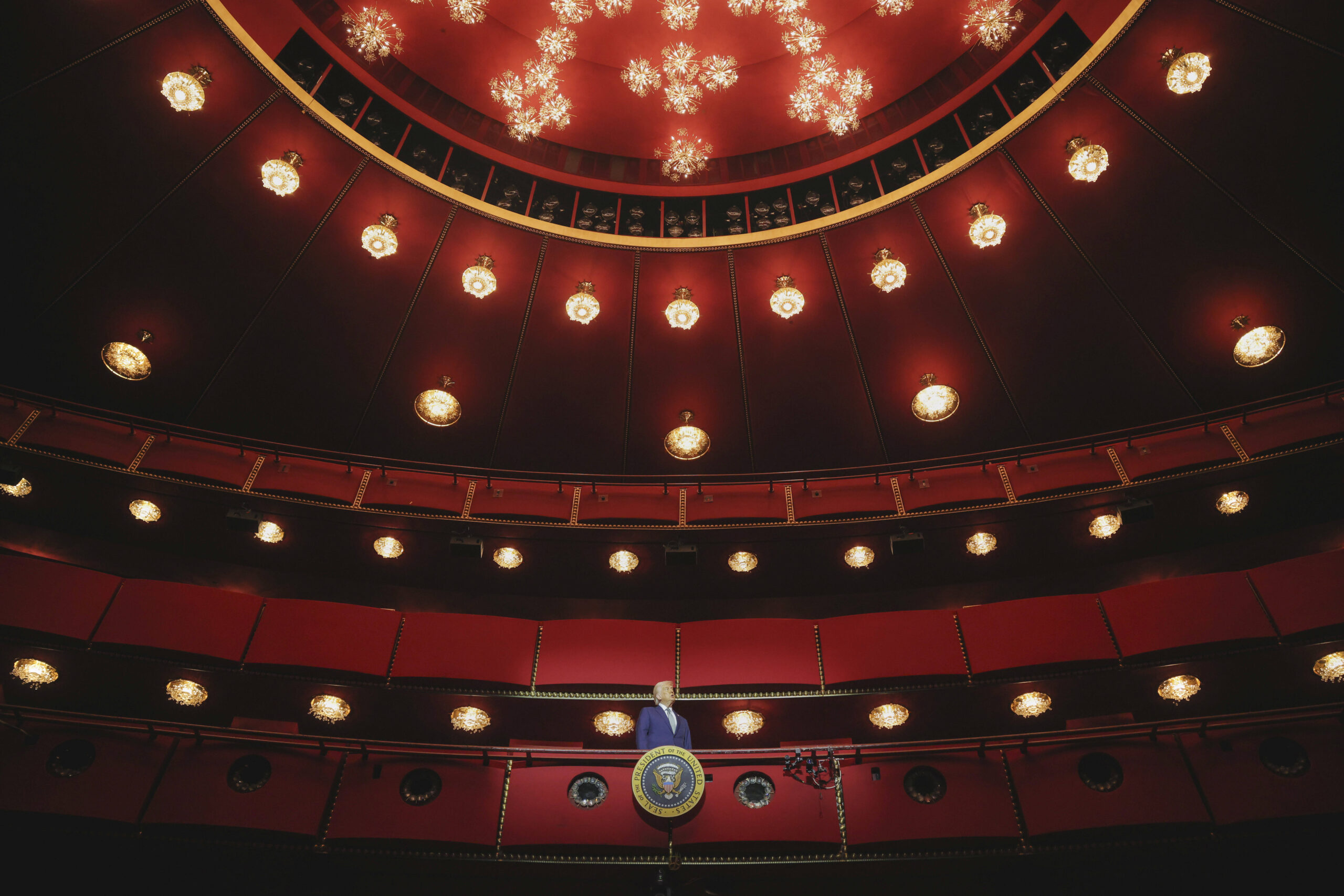 El 11 de junio de 2025, cuando Donald Trump acudió al Kennedy Center for the Performing Arts, en Washington, para asistir a una representación del musical Los Miserables, los escasos aplausos fueron ahogados por abucheos y silbidos. A continuación, artistas travestidos invadieron las gradas para protestar contra la hostilidad del presidente hacia las formas libres de expresión cultural. Pero el presidente permaneció impasible.