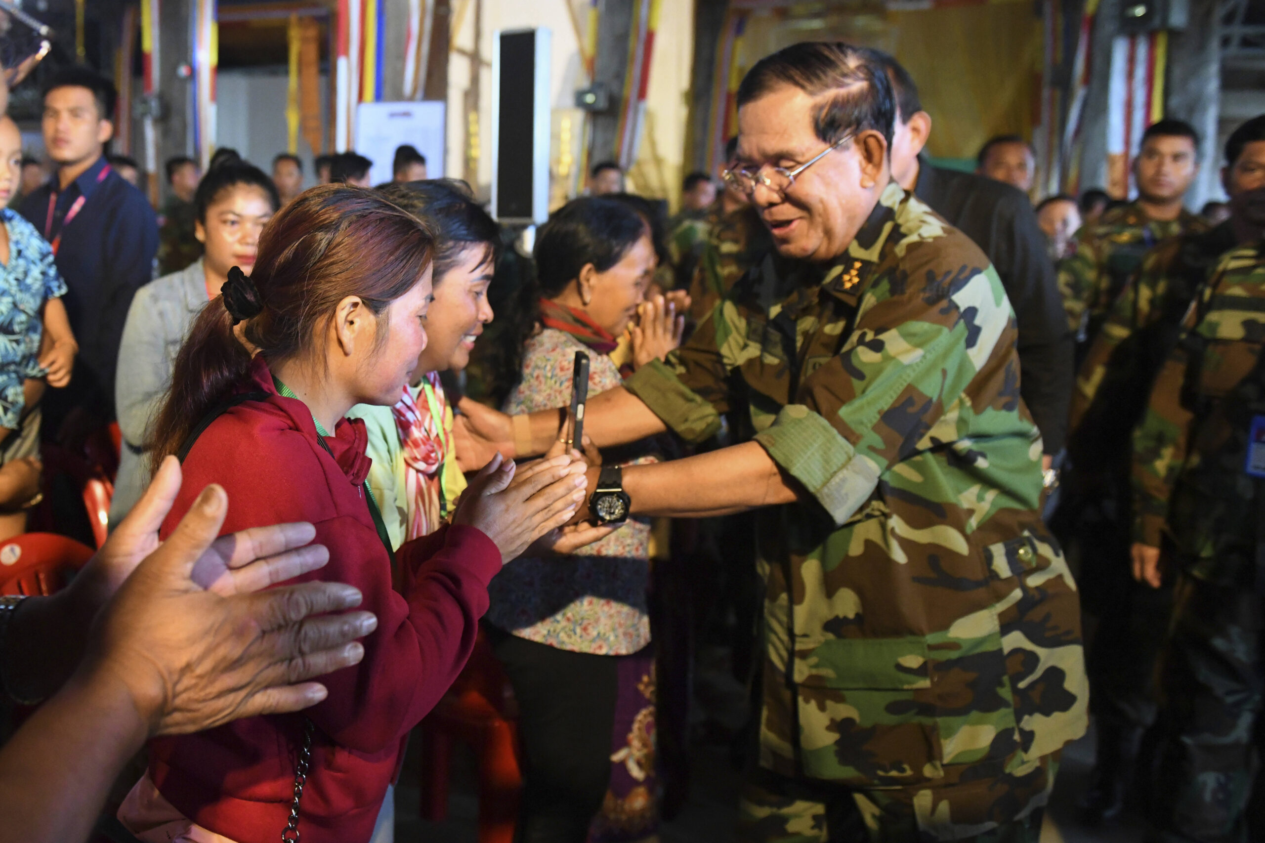 Hun Sen, en el centro, saluda a personas que han huido de la zona fronteriza de la provincia de Preah Vihear, cerca de la frontera entre Camboya y Tailandia, en Camboya, el jueves 26 de junio de 2025.
