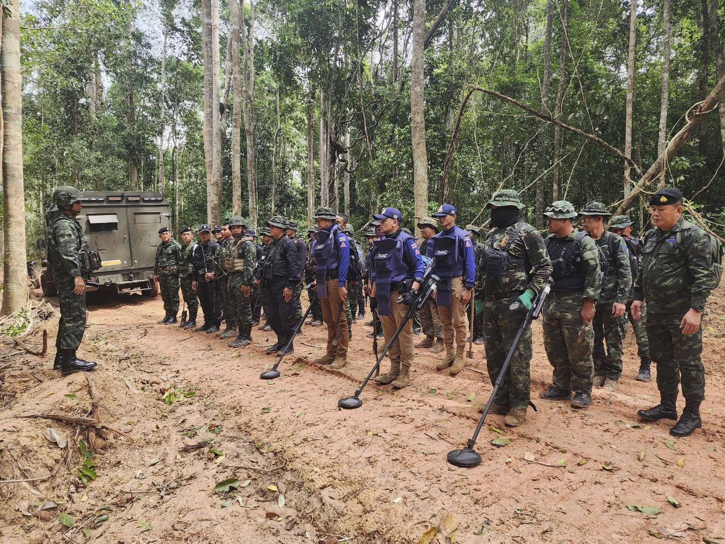 Soldados tailandeses inspeccionan una zona fronteriza de la provincia de Ubon Ratchathani en busca de posibles minas antipersonales.