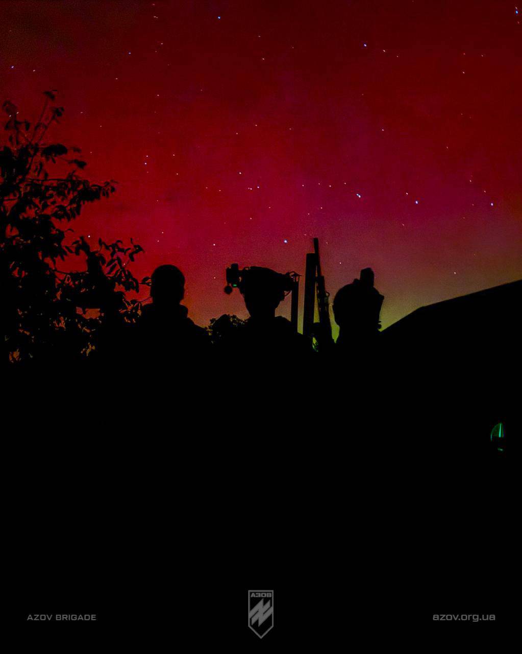Imagen promocional publicada por Azov que muestra a soldados en el frente en Ucrania durante una aurora boreal, Donetsk, 11 de octubre de 2024. Crédito: @azov_media/Cover Images