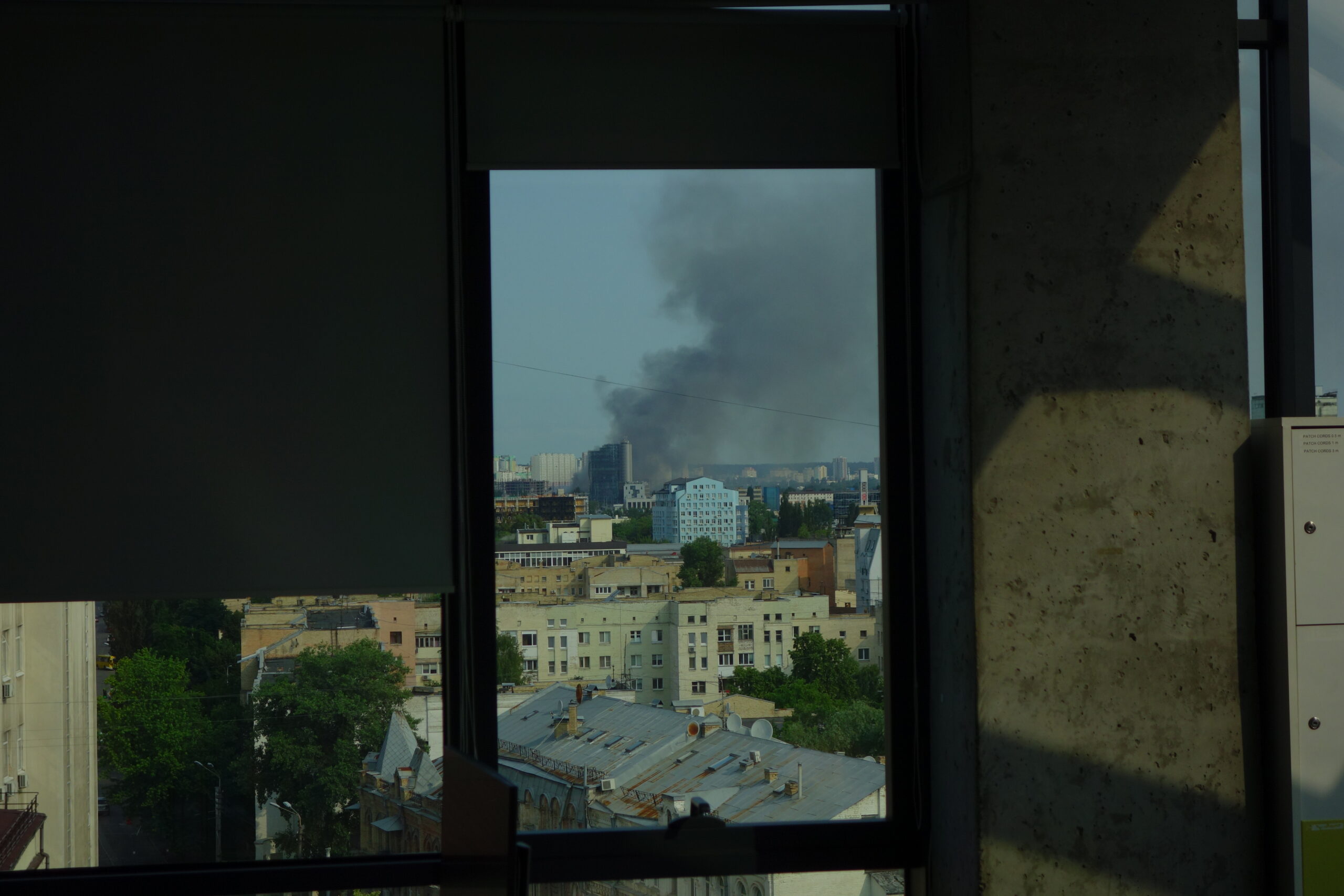 Una columna de humo se eleva en el barrio de Podil, en Kiev, tras una noche de ataques con drones, el 10 de junio de 2025.