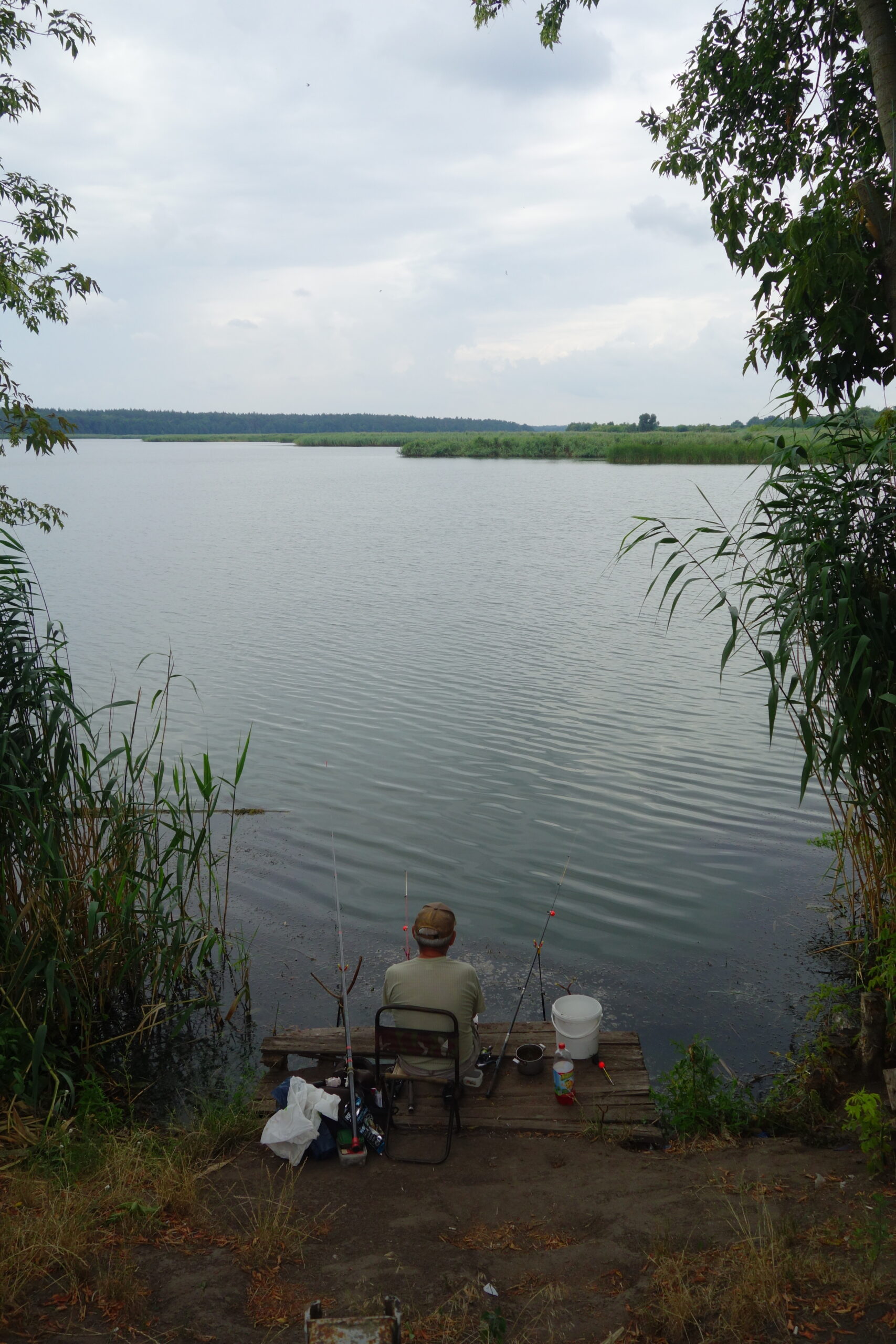 Un hombre pesca en un embalse de la región de Kiev.