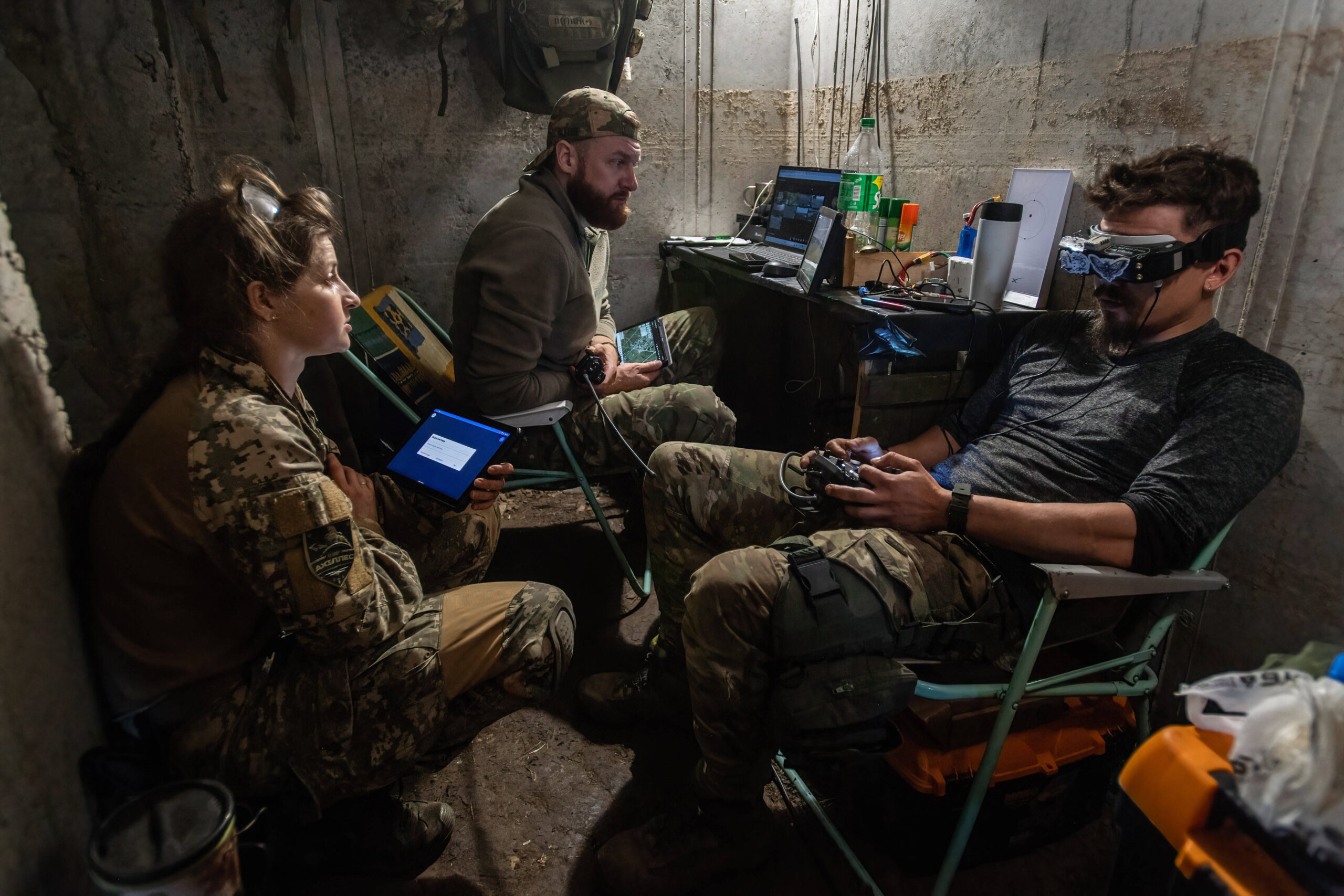 La unidad de drones FPV de la 92.ª brigada opera desde un búnker situado a unos 10 kilómetros de la frontera con Rusia, en la región de Járkov, Ucrania. Foto de Laurel Chor (SOPA Images).