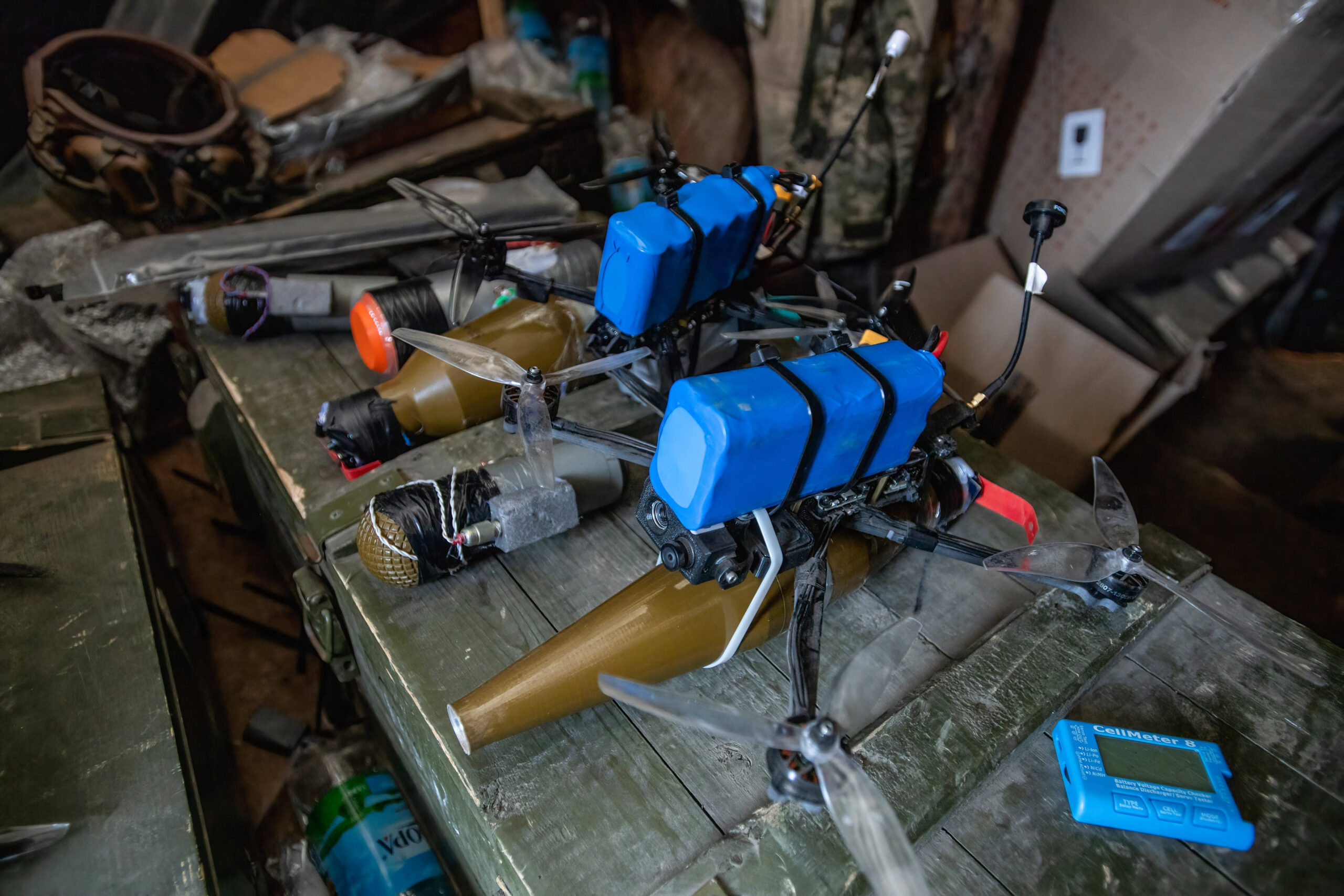 Se pueden ver drones FPV equipados con explosivos dentro de un búnker utilizado por la 92.ª brigada a unos 10 kilómetros de la frontera rusa en la región de Járkov, Ucrania. Foto de Laurel Chor (SOPA Images).