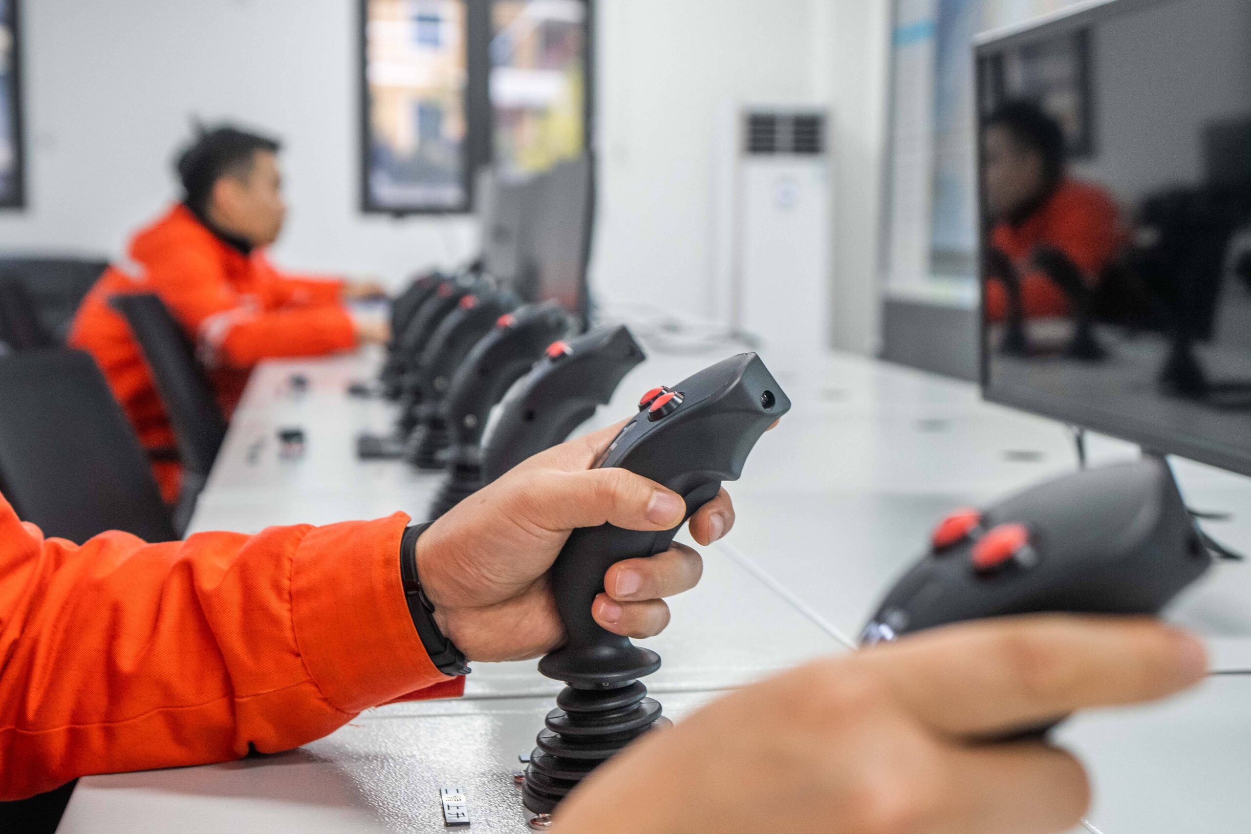 Un trabajador controla a distancia una máquina desde la sala de control para supervisar la producción subterránea en la fábrica de fosfato de Mirochong, en la localidad de Hualuo, el 4 de diciembre de 2024. © Foto de CFOTO/Sipa USA