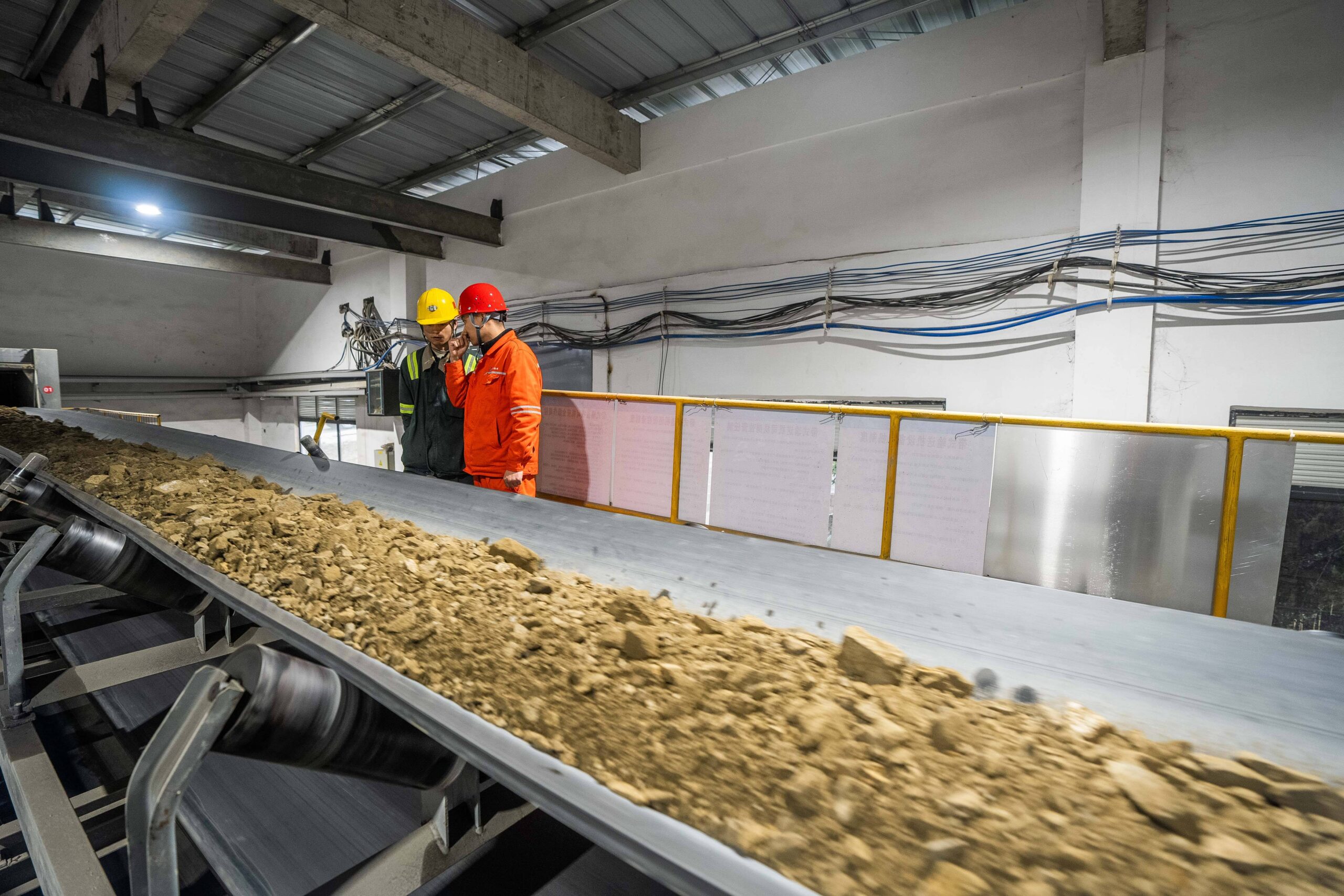 Trabajadores en una cinta transportadora en las instalaciones de Ferris Chong, el 4 de diciembre de 2024. © Foto de CFOTO/Sipa USA
