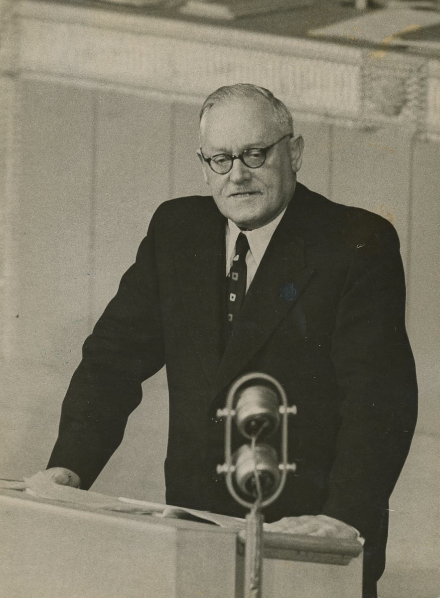 Andrei Vyshinski fue fiscal general de los juicios de Moscú organizados por Joseph Stalin. Fue ministro de Asuntos Exteriores de la Unión Soviética entre 1949 y 1953, y representante permanente de la URSS en el Consejo de Seguridad de la ONU.