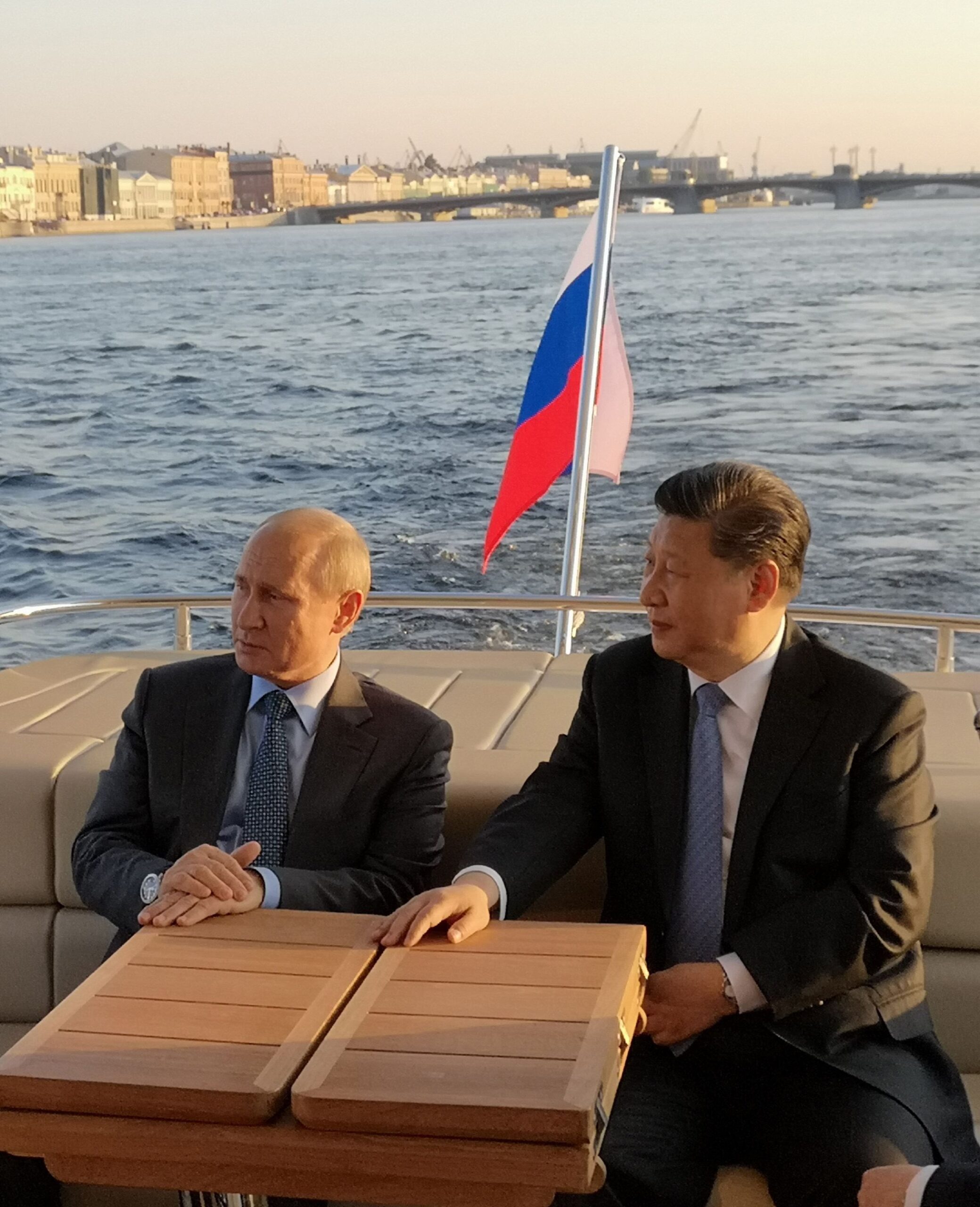 El 7 de junio, los dos mandatarios concluyen esta secuencia con un «crucero» por el Neva.