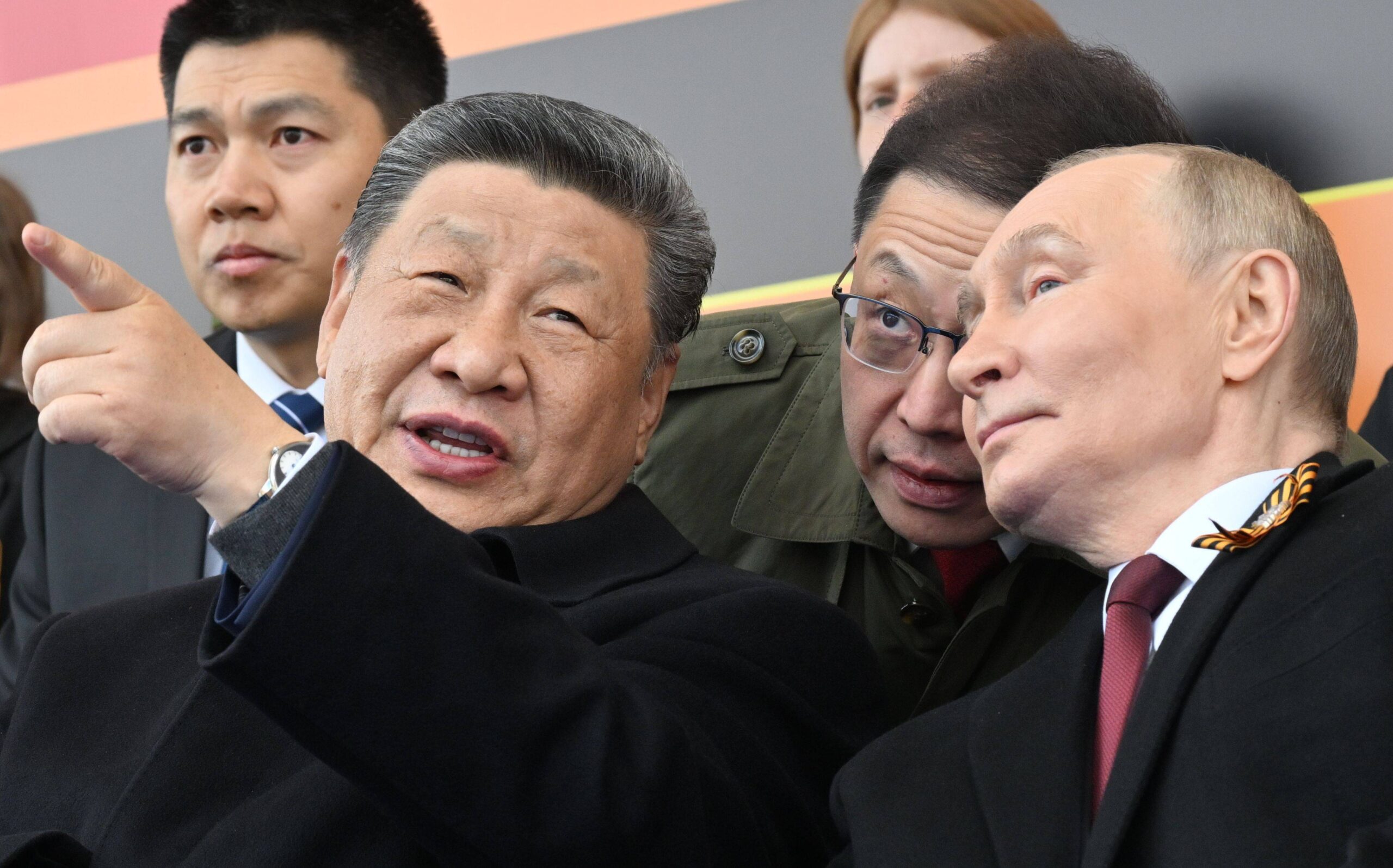 Xi, Putin y el traductor chino el 9 de mayo de 2025 en Moscú.