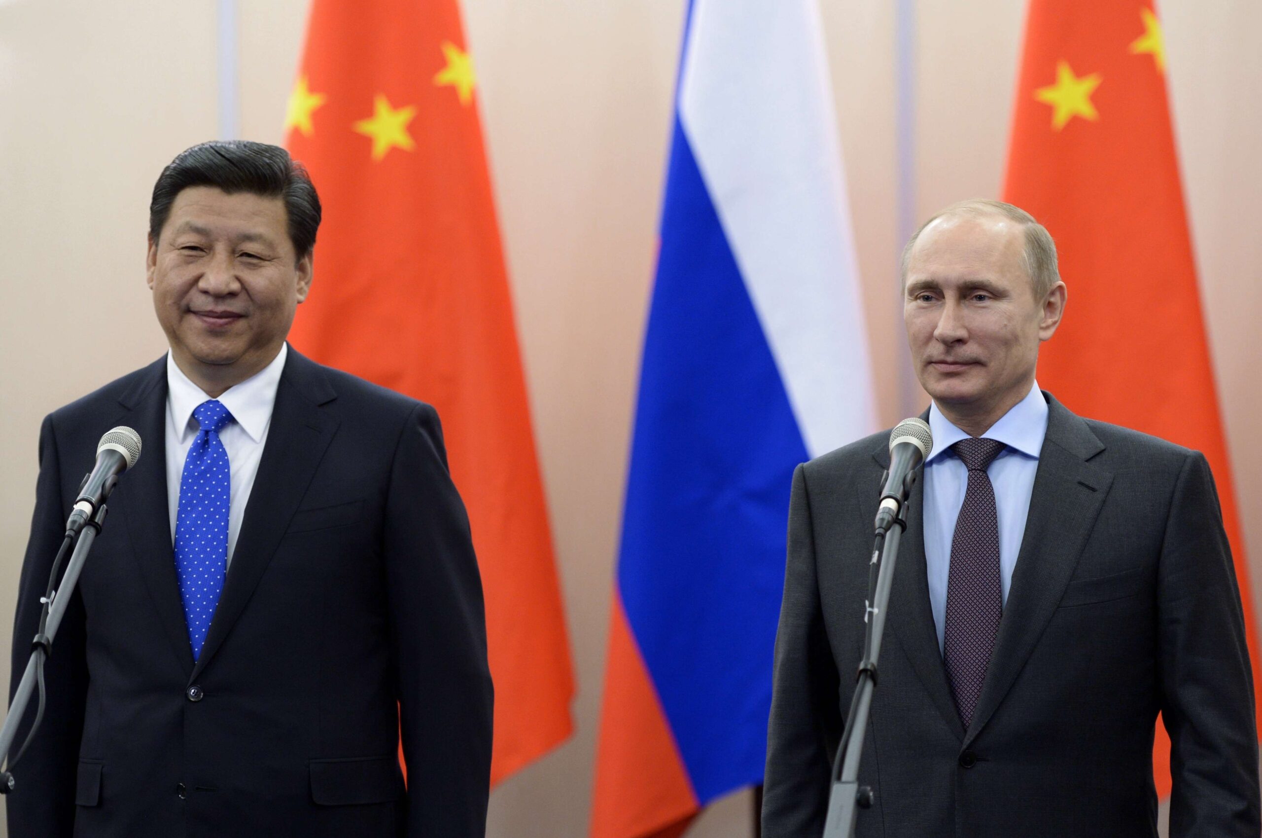 Ese mismo año, se habían reunido el 6 de febrero de 2014 en la residencia Bocharov Ruchei en Sochi, Rusia, con motivo de los Juegos Olímpicos de Invierno de 2014. Putin iniciaría la operación de anexión de Crimea justo después.