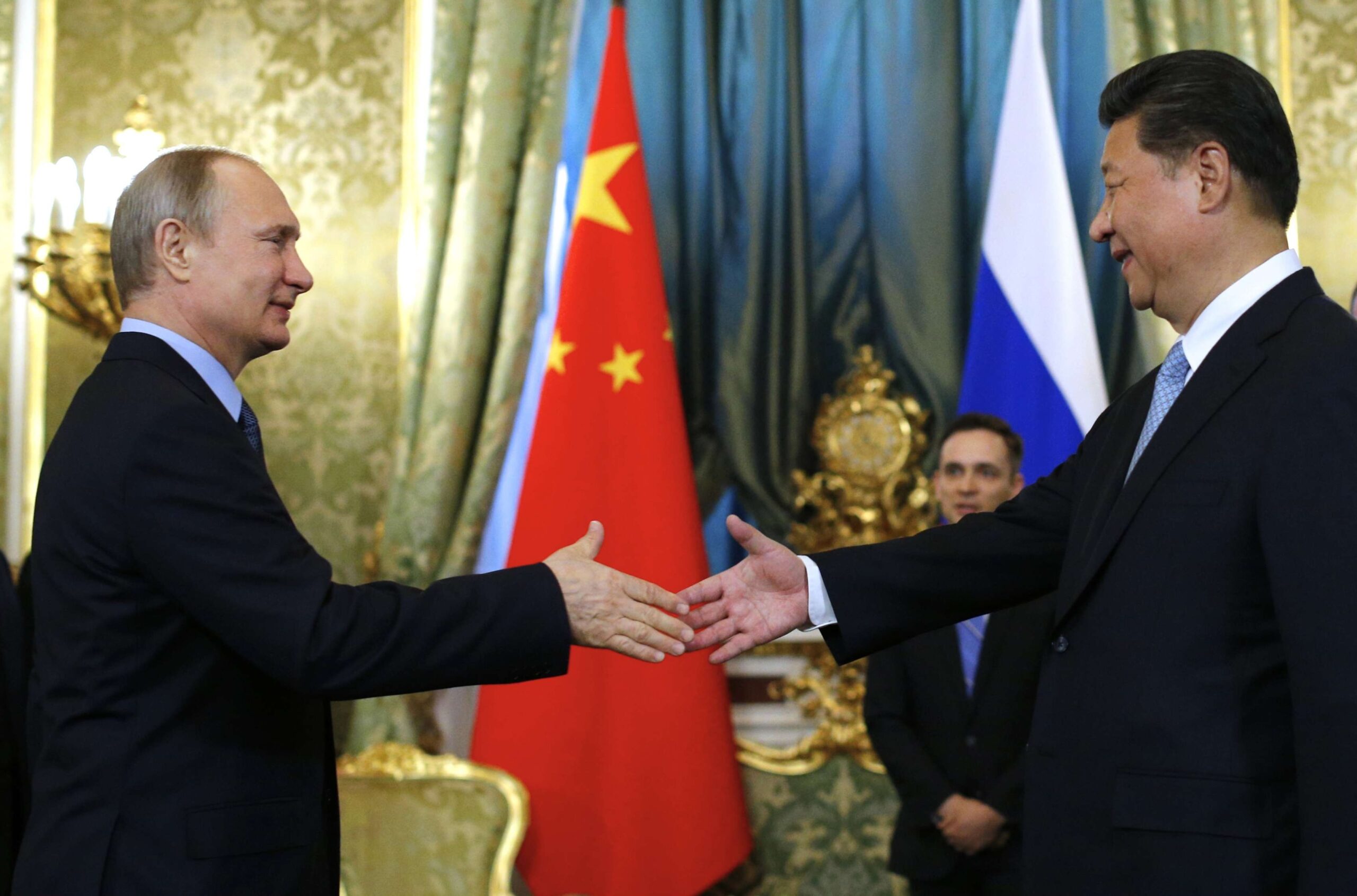 Putin recibe a Xi en Moscú el 8 de mayo de 2015.
