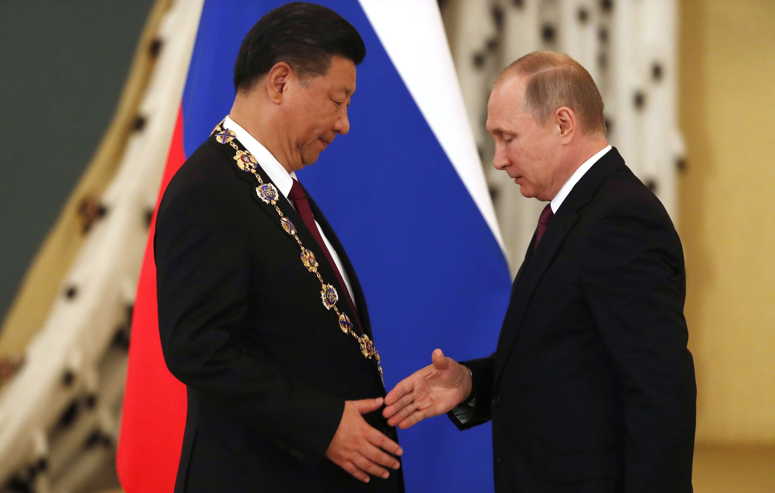 El 4 de julio de 2017, en el Kremlin, Putin condecora a Xi Jinping con la Orden de San Andrés.