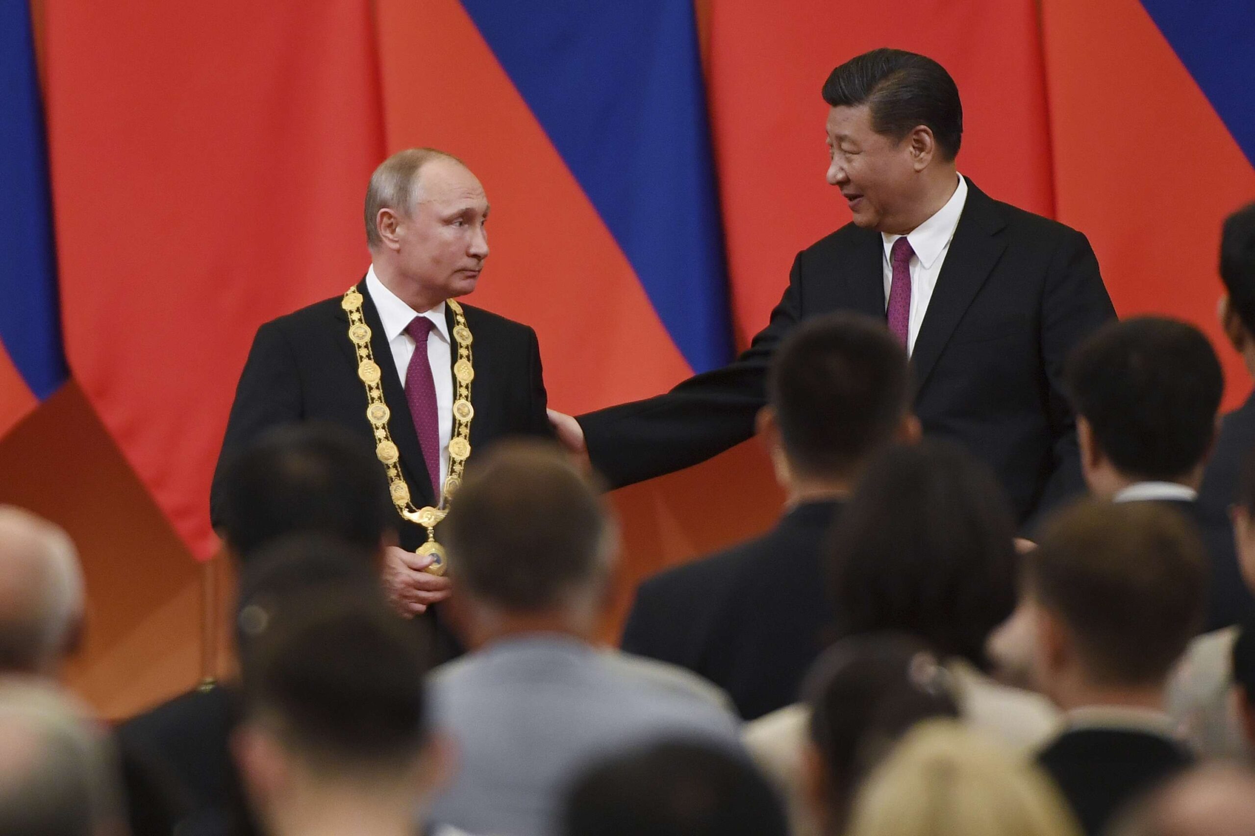 El 8 de junio de 2018, en Pekín, un año después de haber sido condecorado por Putin, Xi le entrega a este último la Medalla de la Amistad del Pueblo.