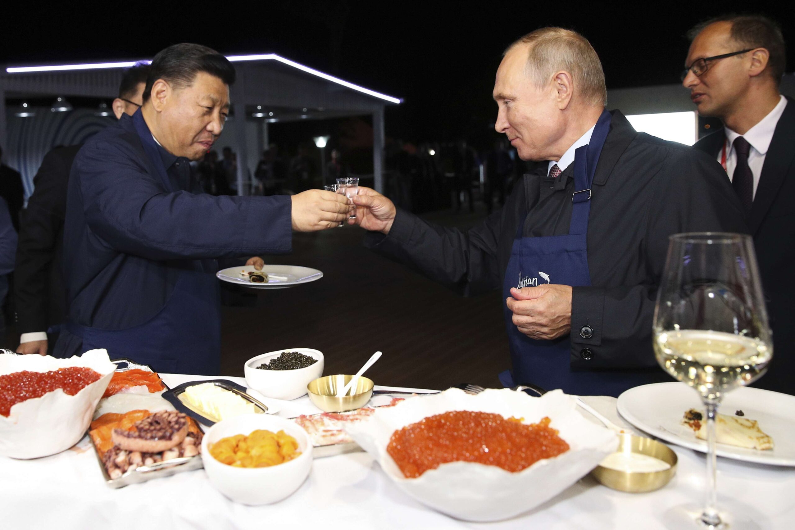 El 11 de septiembre se reunen en el Foro Económico Oriental de Vladivostok, Rusia, donde degustan especialidades rusas y vodka.