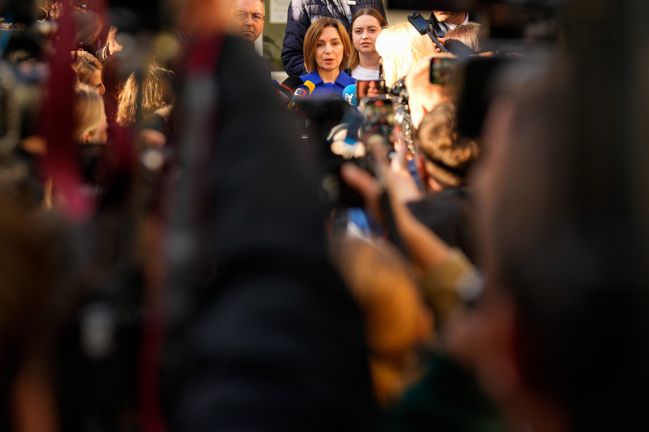 La presidenta moldava Maia Sandu, en el centro, habla con los medios de comunicación tras votar en las elecciones legislativas, en Chisinau, Moldavia, el domingo 28 de septiembre de 2025.