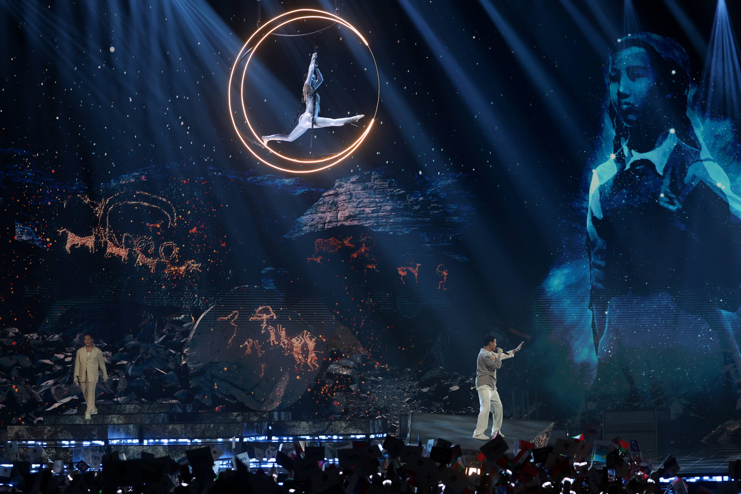 El trío Nomad, en representación de Kirguistán, ofrece una actuación tridimensional en el Live Arena. © Yevgeny Messman