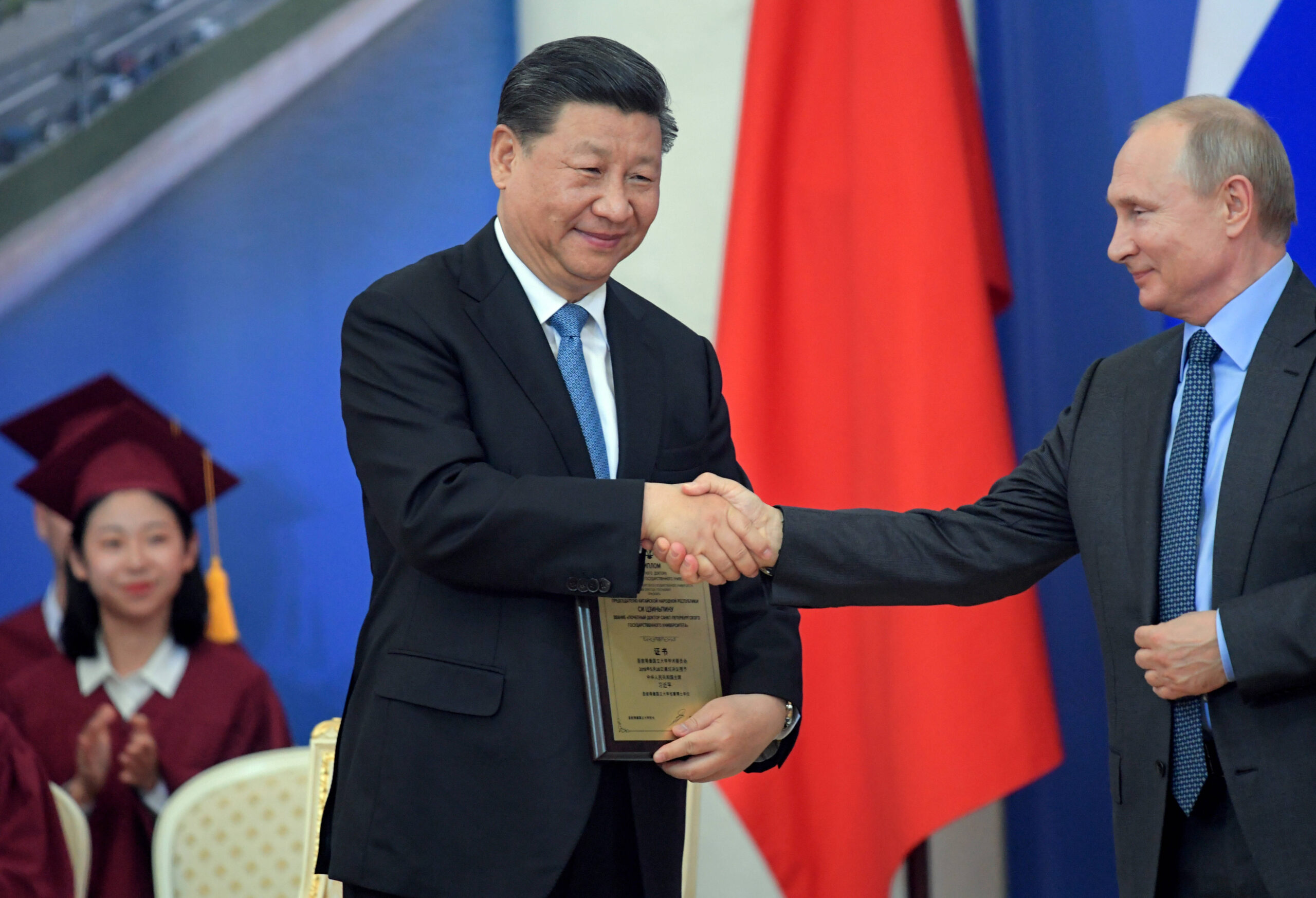 Durante esta visita de Estado, se multiplican los gestos simbólicos: en respuesta a la ceremonia del 26 de abril en Tsinghua (véase más abajo), el 6 de junio, la Universidad Estatal de San Petersburgo otorgó un «título» académico a Xi.
