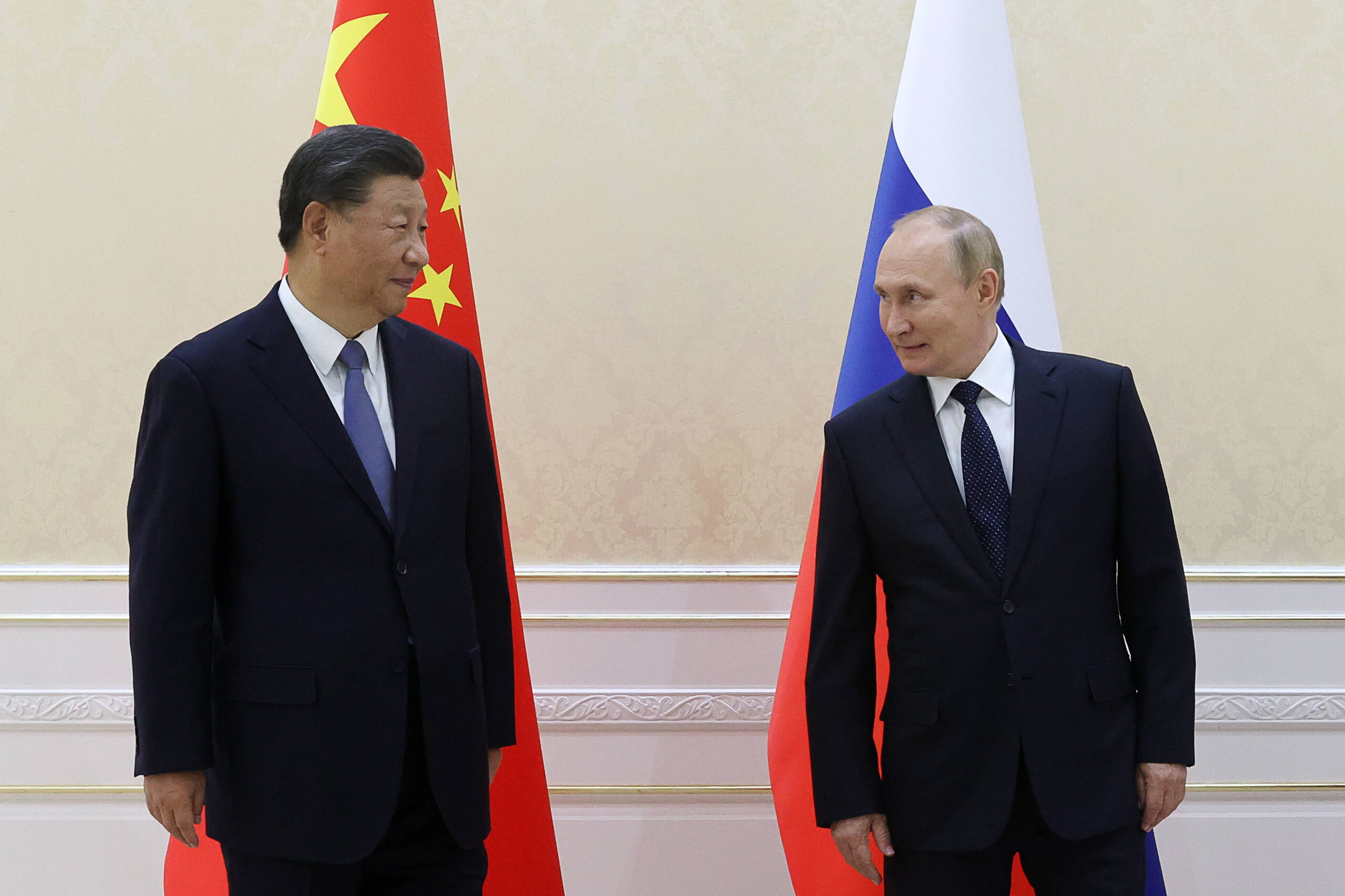 Mientras la guerra en Ucrania continúa, Xi y Putin, que no han interrumpido sus relaciones a pesar del incómodo silencio oficial de China durante los primeros meses de la guerra, aparecen juntos el 16 de septiembre en Samarcanda, Uzbekistán, al margen de una cumbre de la OCS.