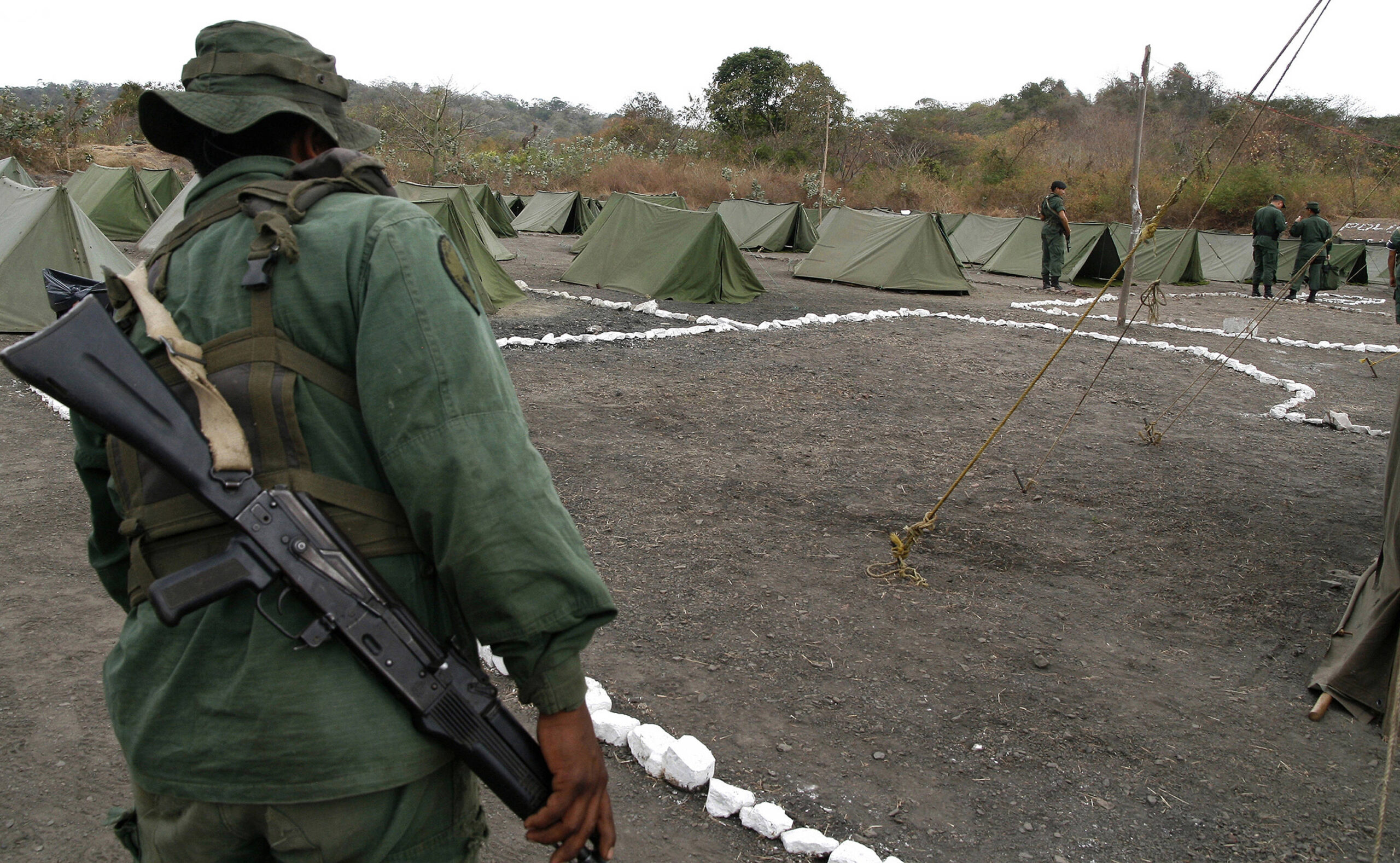 El presidente ha convocado a los reservistas, miembros de la milicia y jóvenes reclutas a presentarse en los cuarteles este fin de semana para recibir entrenamiento militar y aprender a «disparar» con el fin de defender la soberanía del país frente a lo que él describe como una amenaza de Estados Unidos. © Humberto Matheus/Sipa USA
