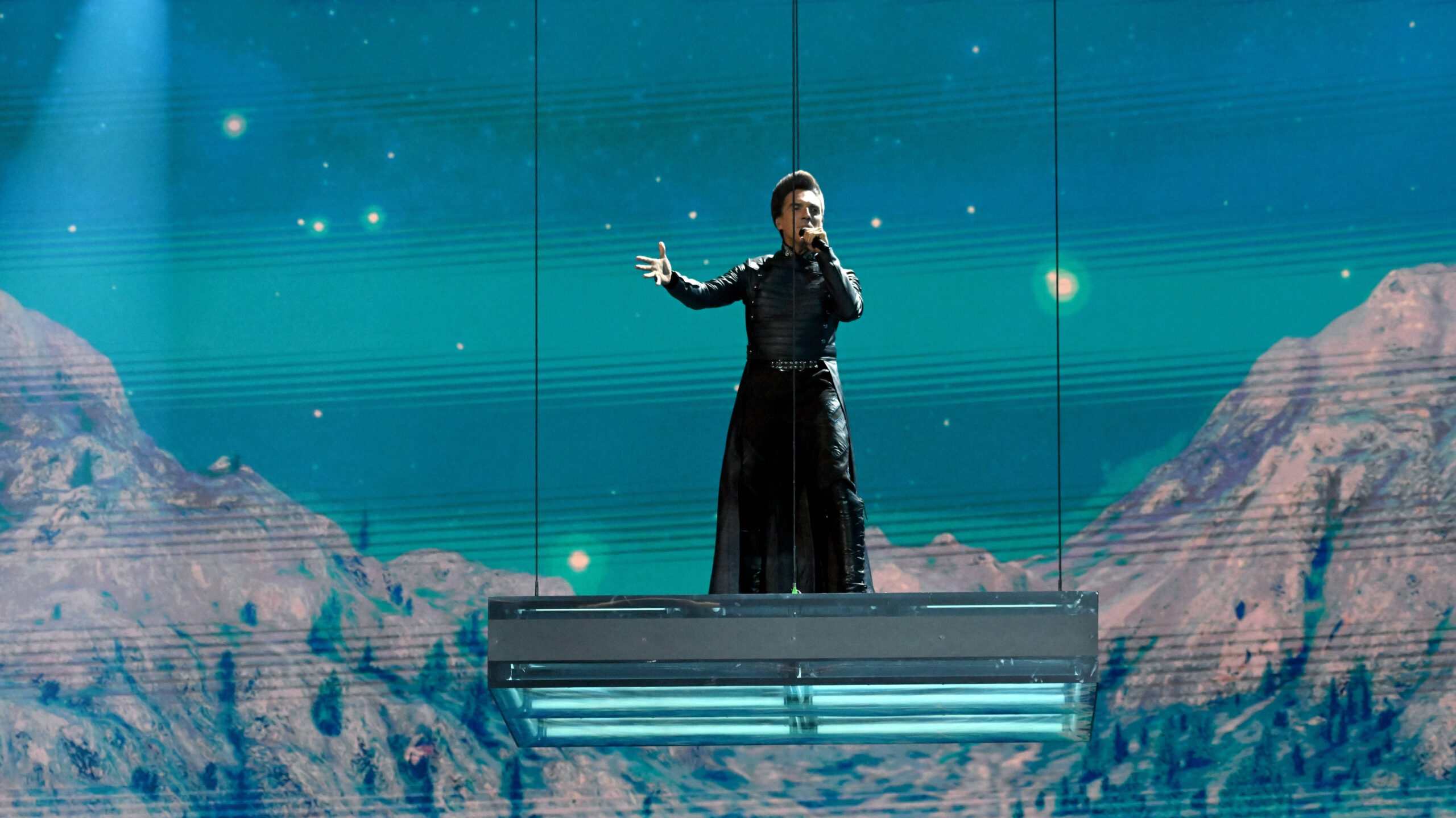El cantante serbio Slobodan Trkulja en el escenario durante una actuación con plataformas elevadoras. © Anatoly Zhdanov