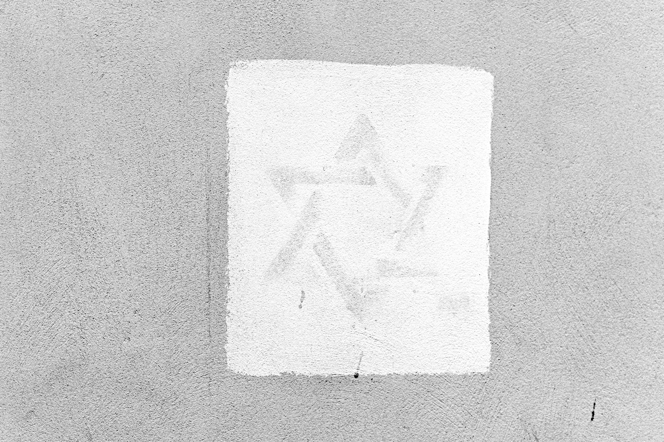 Fotografía de pintas antisemitas descubiertas en la calle Lacaze, en el distrito 14 de París, y en varias ciudades de la región de Île-de-France. © Lionel Urman