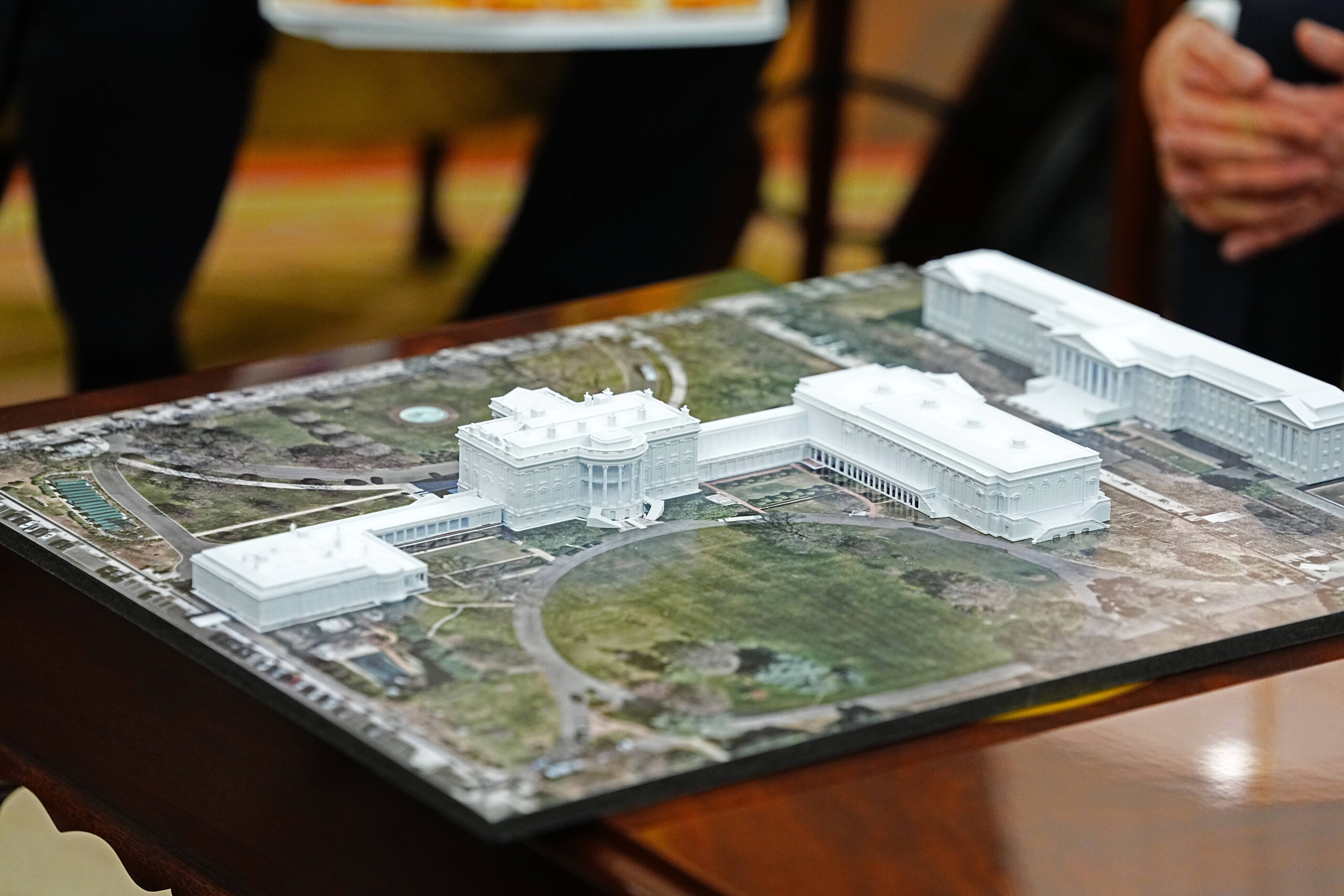 Con aproximadamente 8.000 m², la superficie del salón de baile de Trump debería ser 4.6 veces mayor que la de la propia residencia ejecutiva (aproximadamente 1.700 m²), sin contar las plantas, y 1.6 veces mayor en términos de superficie total (5.100 m²). © Aaron Schwartz