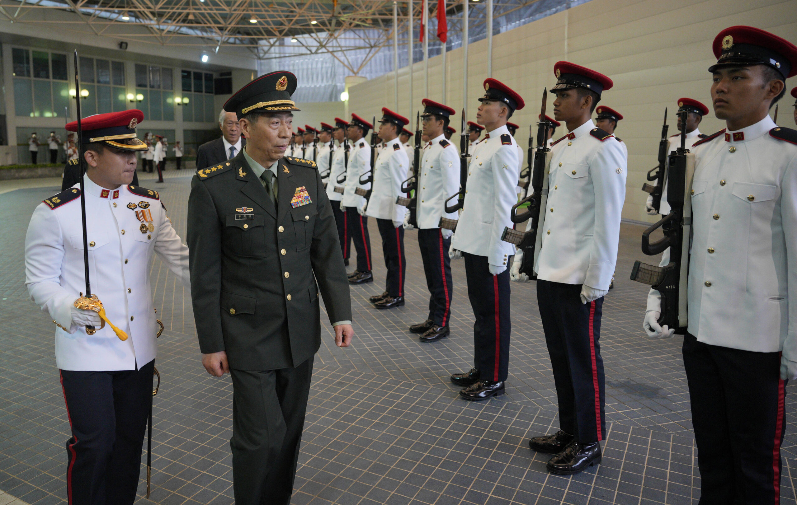 Nacido en febrero de 1958 en Chengdu, provincia de Sichuan, Li Shangfu se unió al Ejército Popular de Liberación en 1978 cuando ingresó en el centro de lanzamiento de satélites de Xichang, donde trabajó durante 31 años. El 18 de enero de 2023, Li Shangfu asistió a la ceremonia de promoción de la Comisión Militar Central y fue nombrado consejero de Estado y ministro de Defensa Nacional el 12 de marzo del mismo año. Desapareció en 2023, mientras era investigado por corrupción en el marco de una purga organizada por Xi Jinping.  