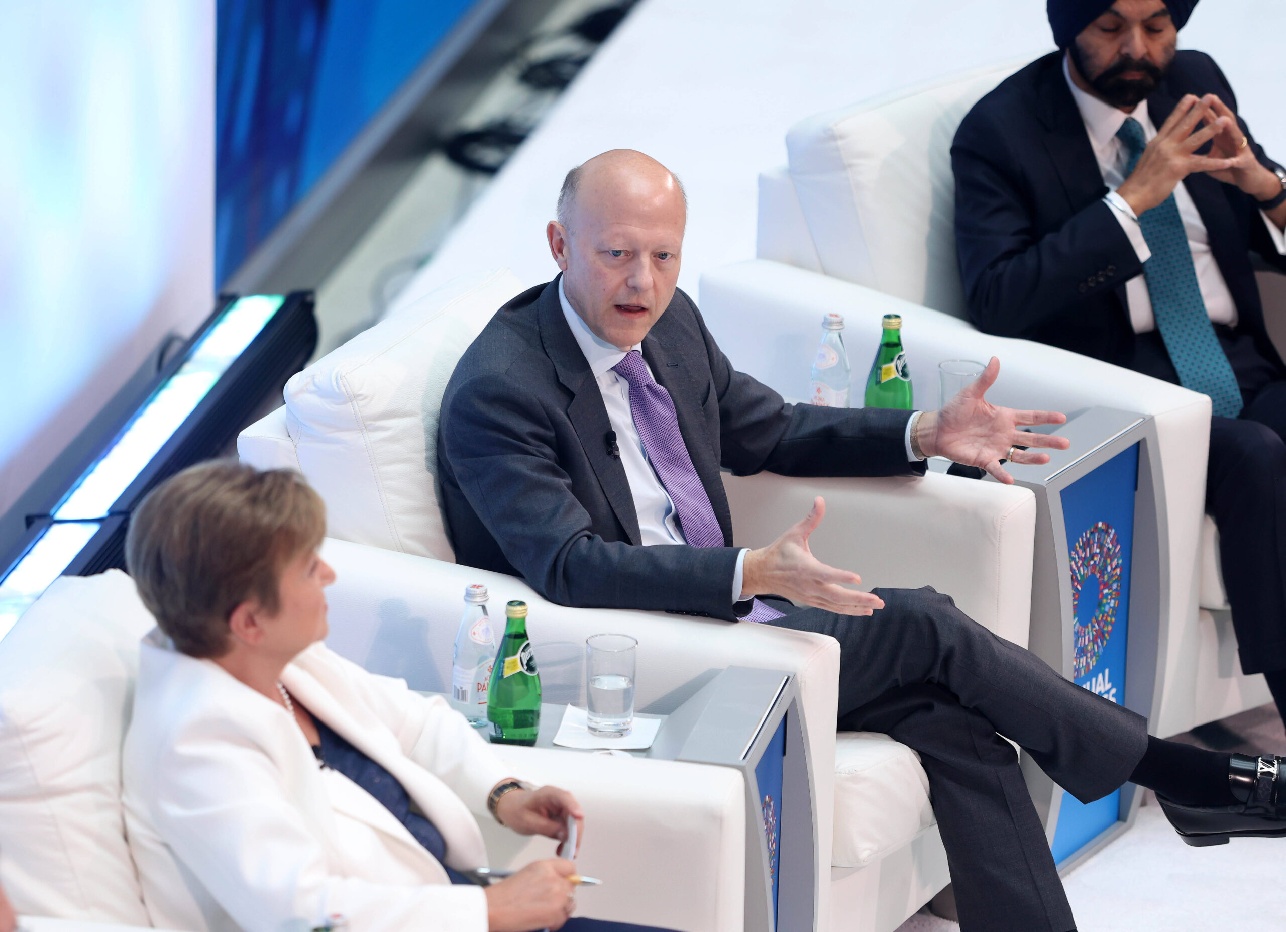 Jeremy Allaire, director ejecutivo de Circle, junto a Georgieva durante la mesa redonda sobre «El futuro de las finanzas» celebrada en el marco de las reuniones anuales del FMI y el Banco Mundial en Washington D. C., el 14 de octubre de 2025. © Gent Shkullaku