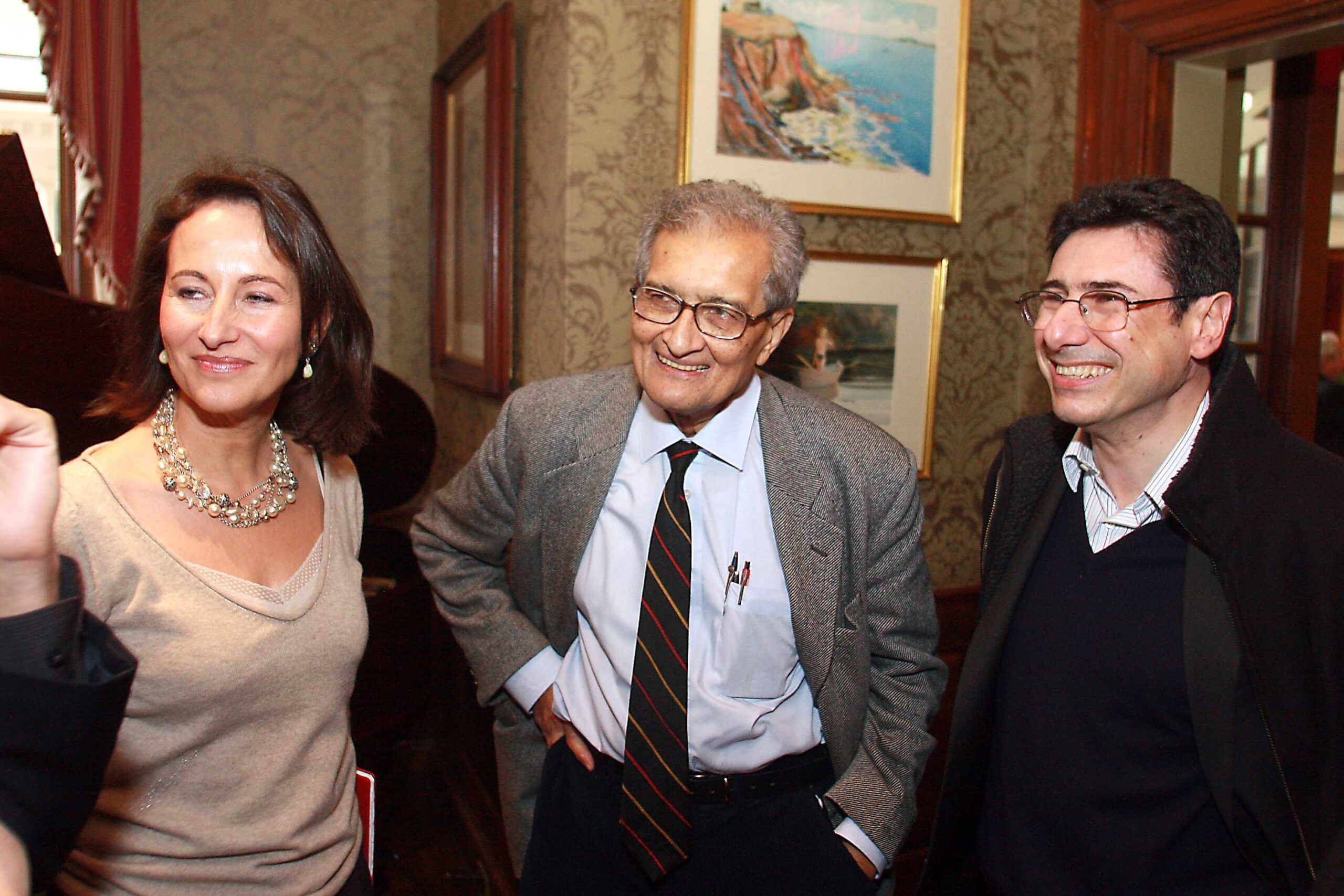 Con Ségolène Royal y Amartya Sen en el MIT en 2008. © Vincent DeWitt/SIPA