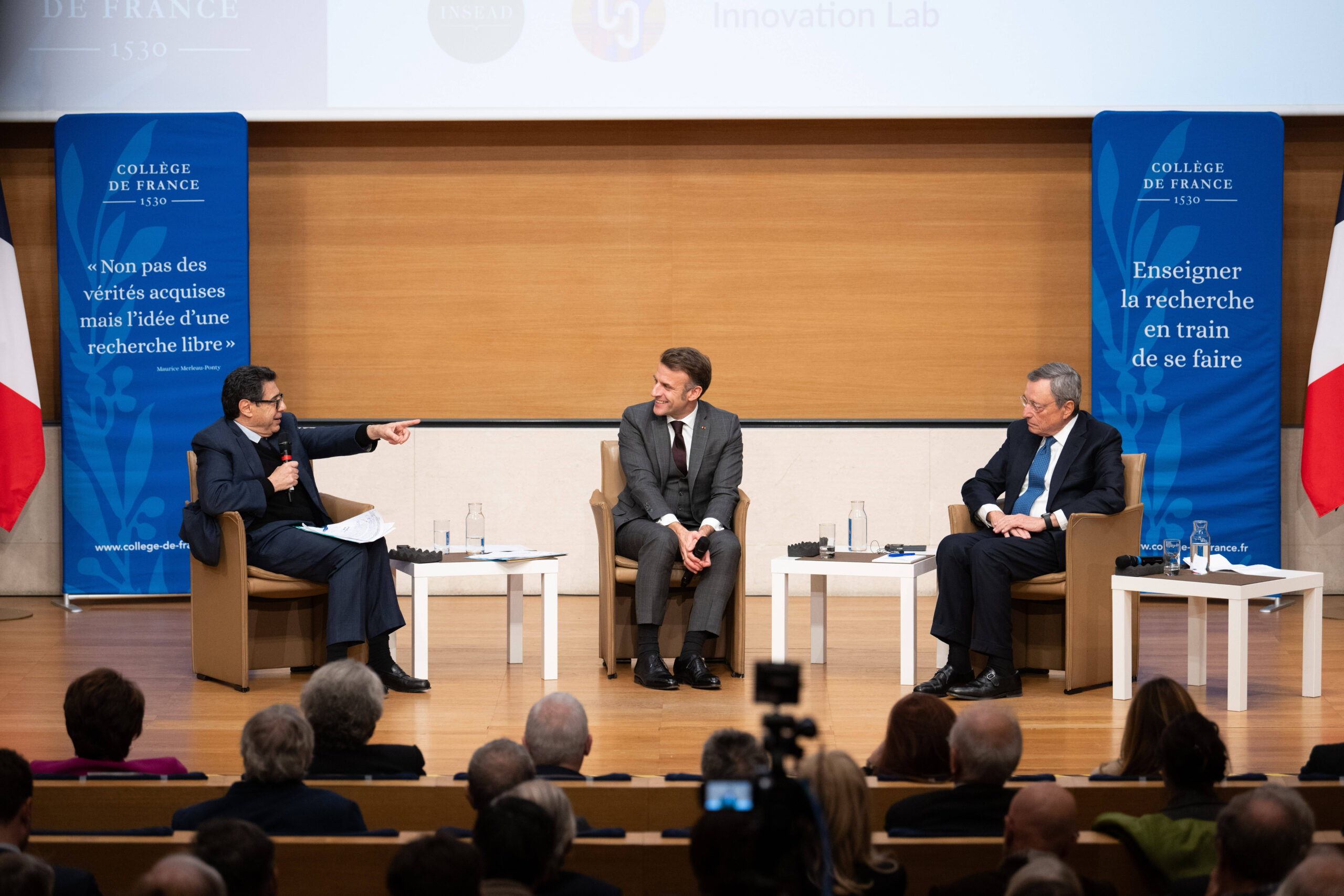 Con Emmanuel Macron y Mario Draghi en el Collège de France en noviembre de 2024. © Jeanna Accorsini/SIPA