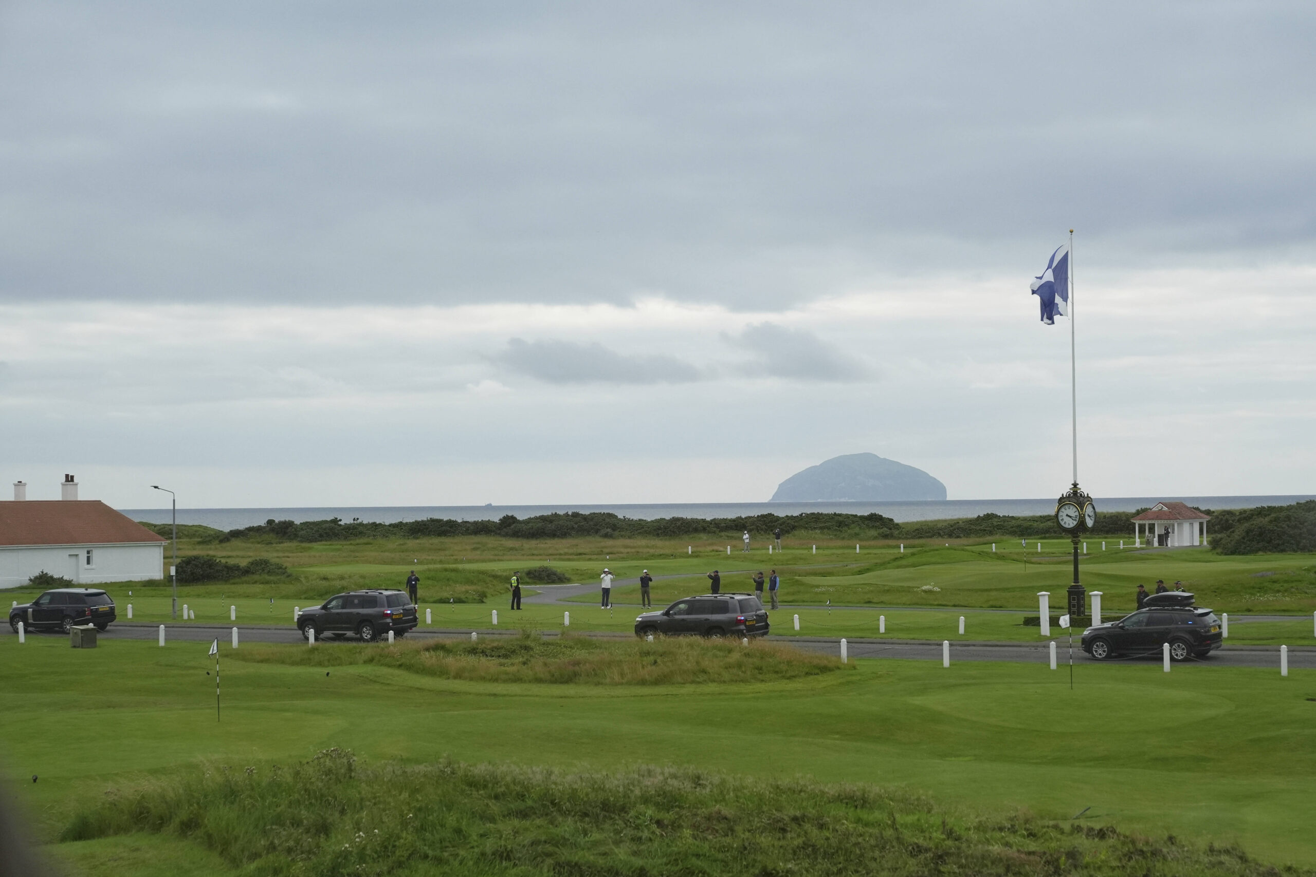 La comitiva presidencial motorizada del presidente estadounidense abandona el campo de golf «Trump Turnberry» el 28 de julio de 2025 tras el anuncio del «acuerdo» con la Unión Europea. © AP Photo/Jacquelyn Martin
