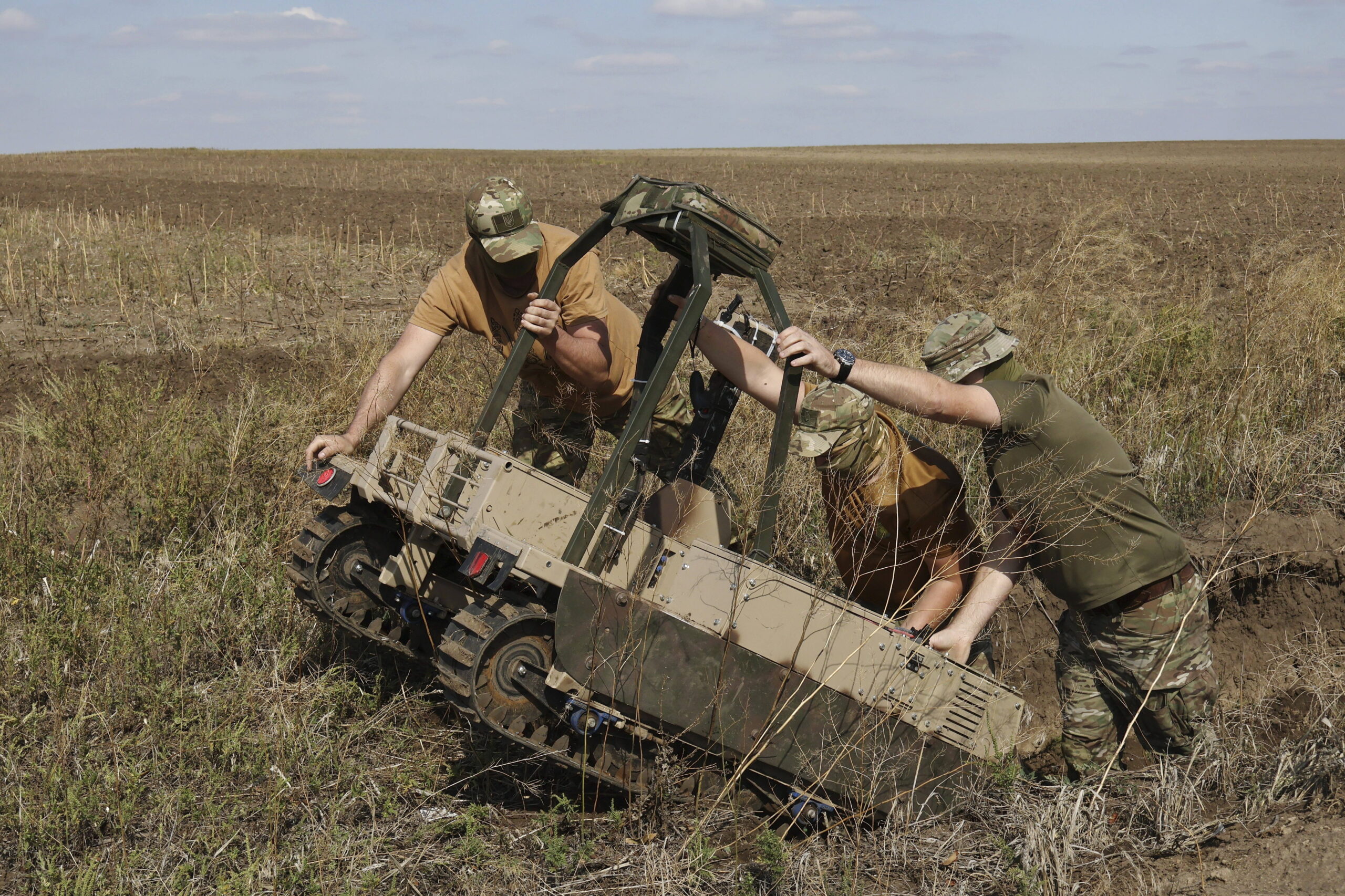 Soldados ucranianos transportan un dron terrestre en la región de Zaporizhia, Ucrania, el viernes 19 de septiembre de 2025. Andriy Andriyenko/65.ª Brigada Mecanizada Ucraniana vía AP.